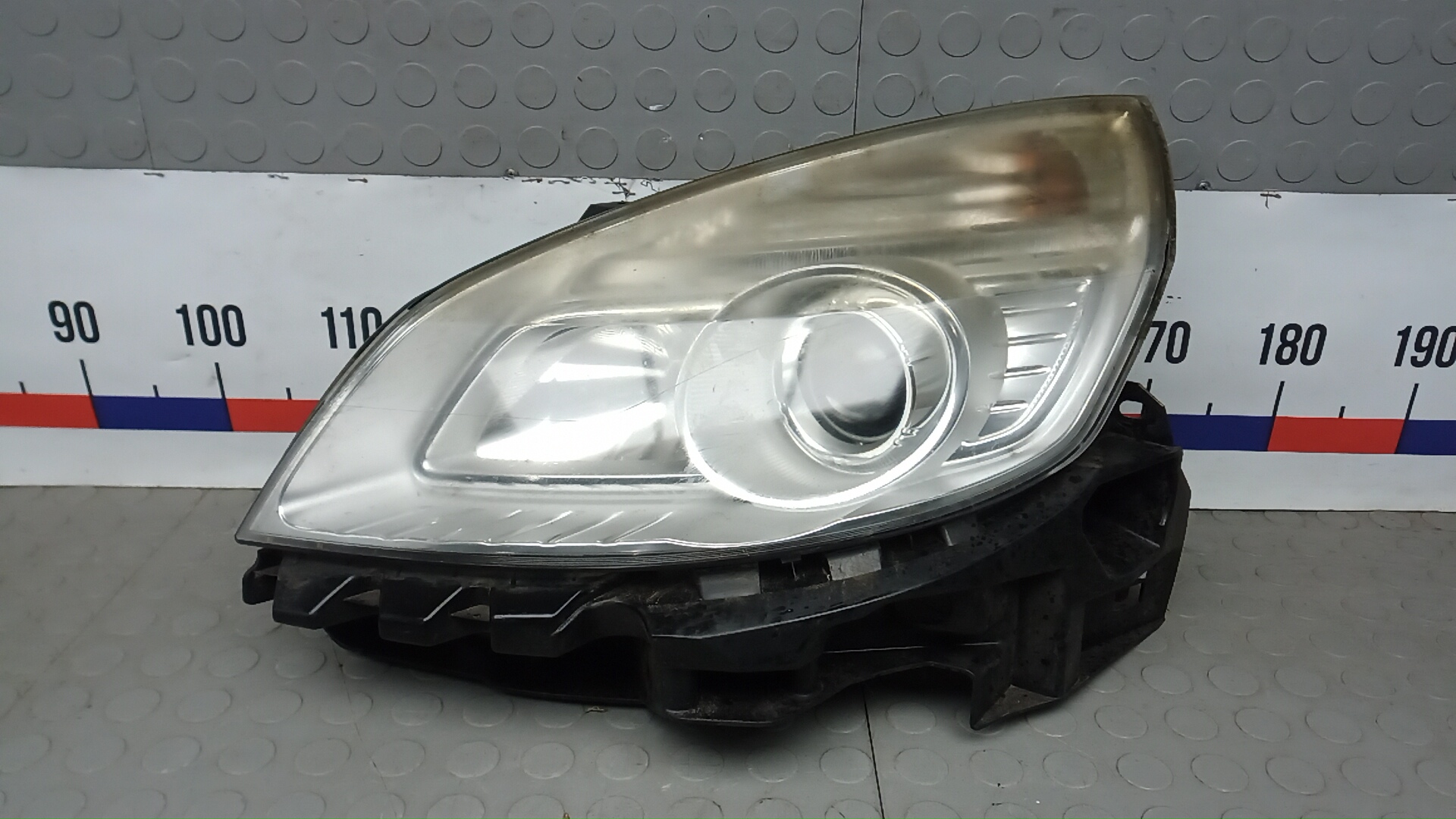 Фара левая