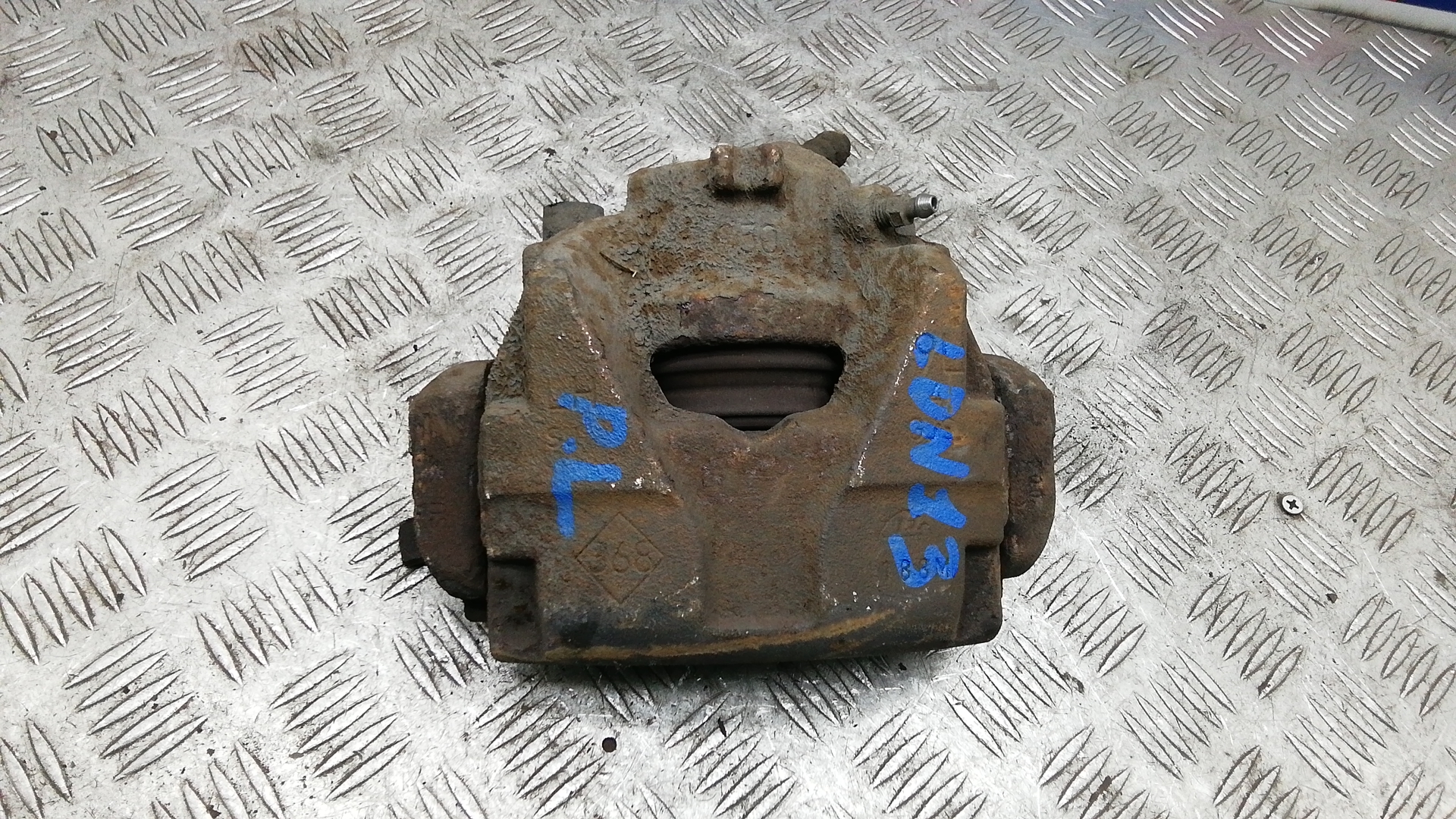 Суппорт передний левый