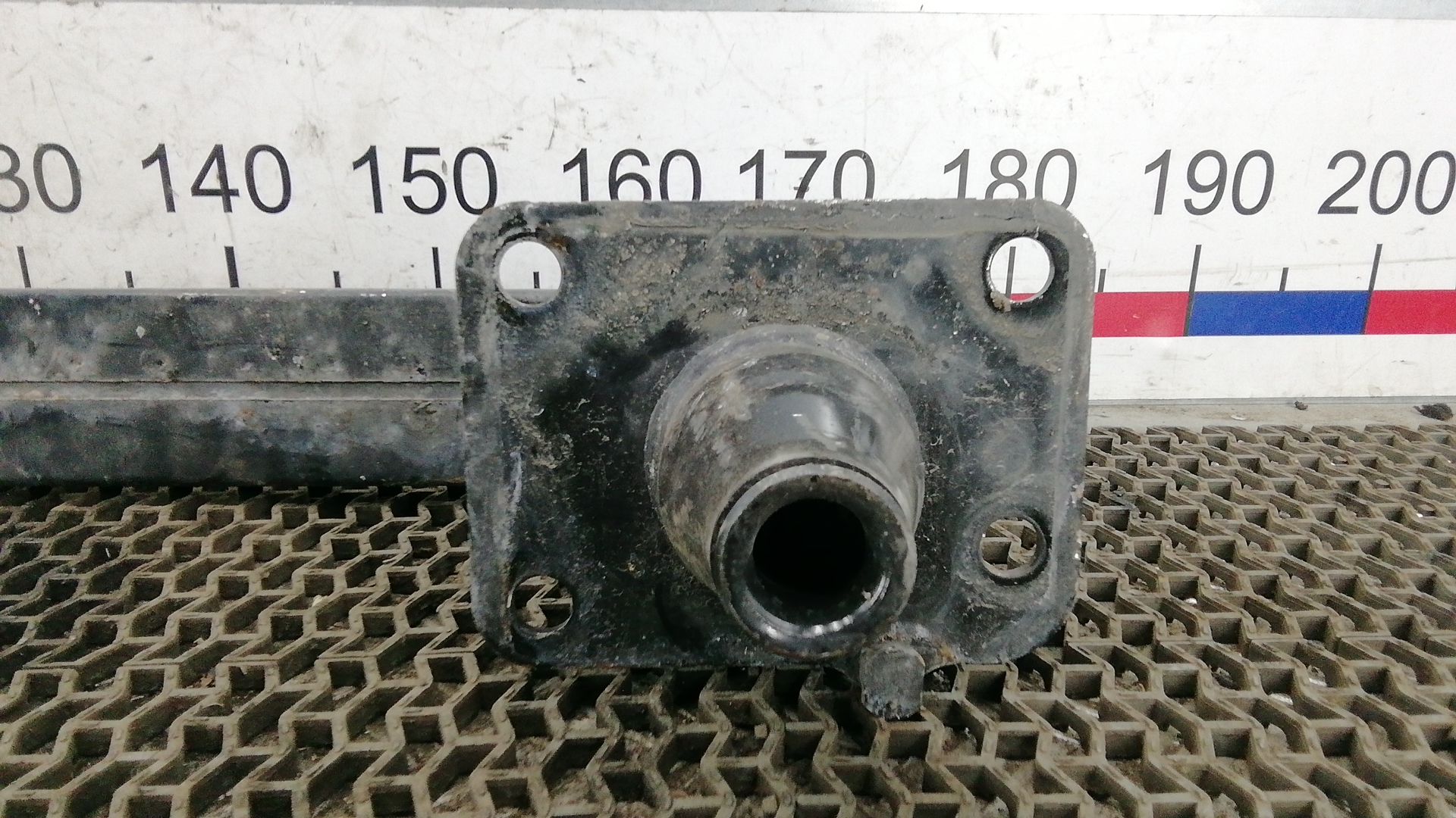 Кронштейн усилителя переднего бампера