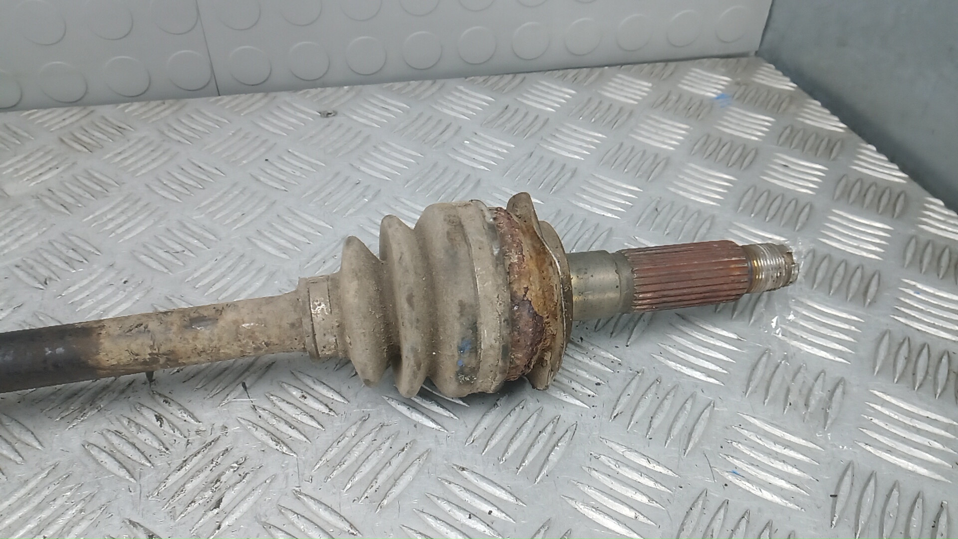 Полуось задняя левая