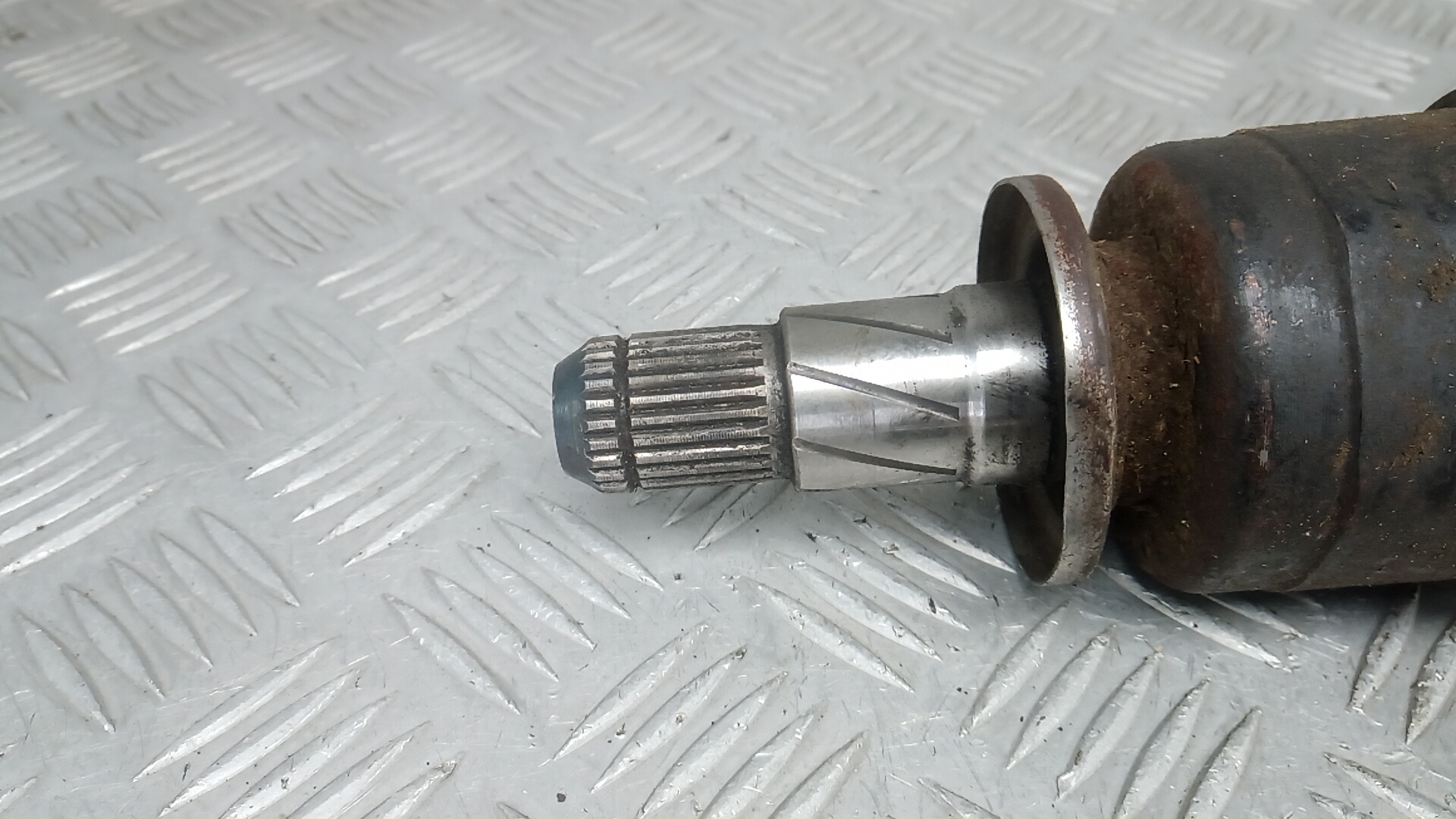 Полуось задняя левая