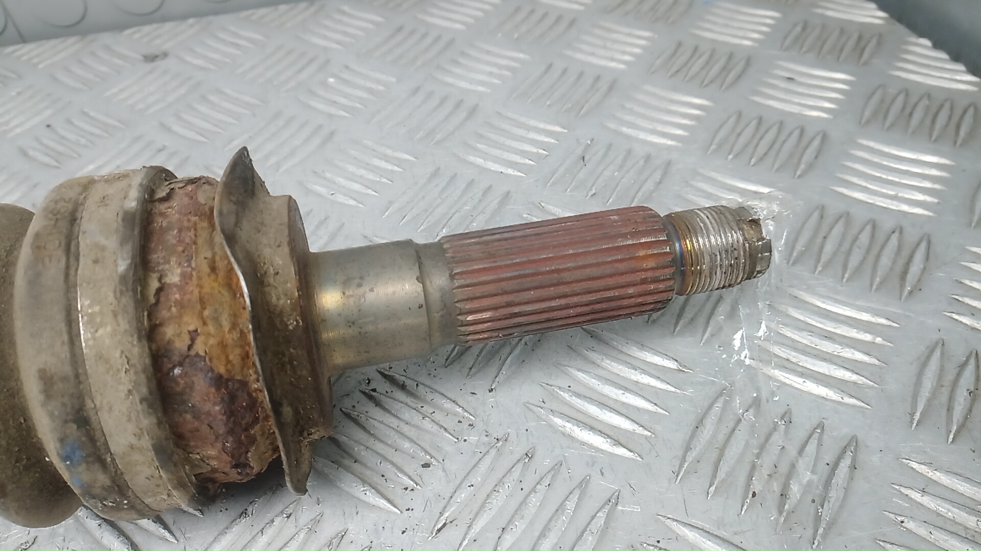 Полуось задняя левая