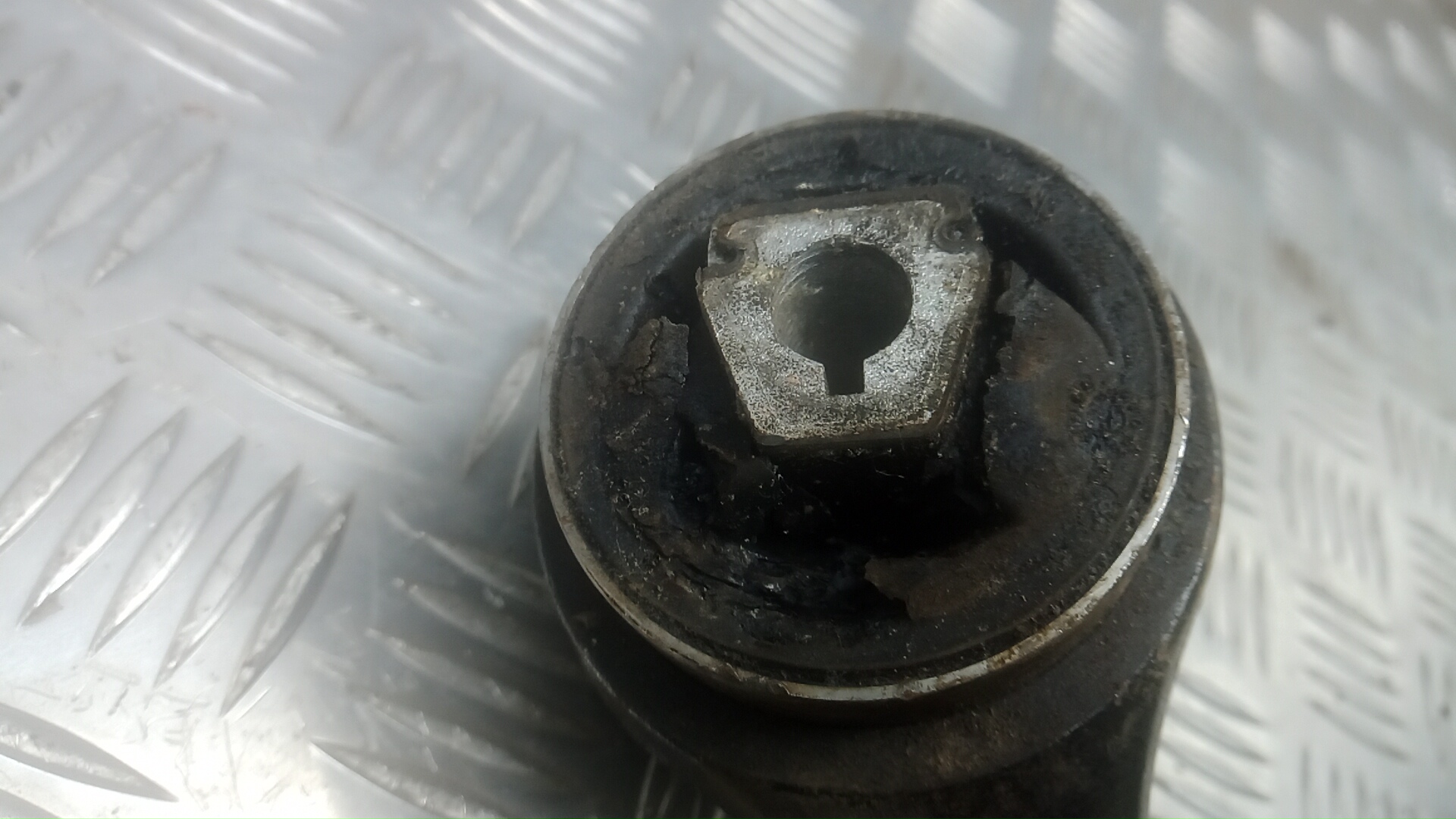 Рычаг передний нижний левый