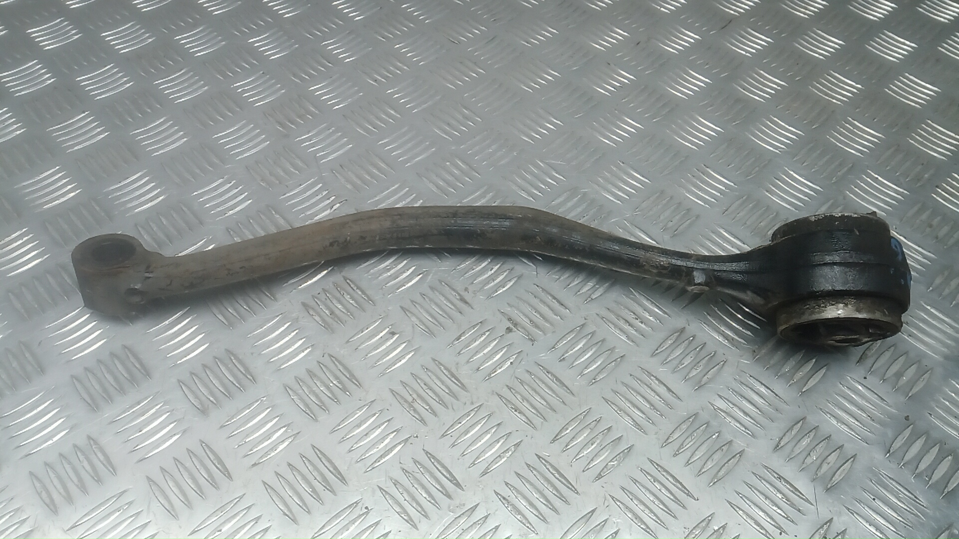 Рычаг передний нижний левый