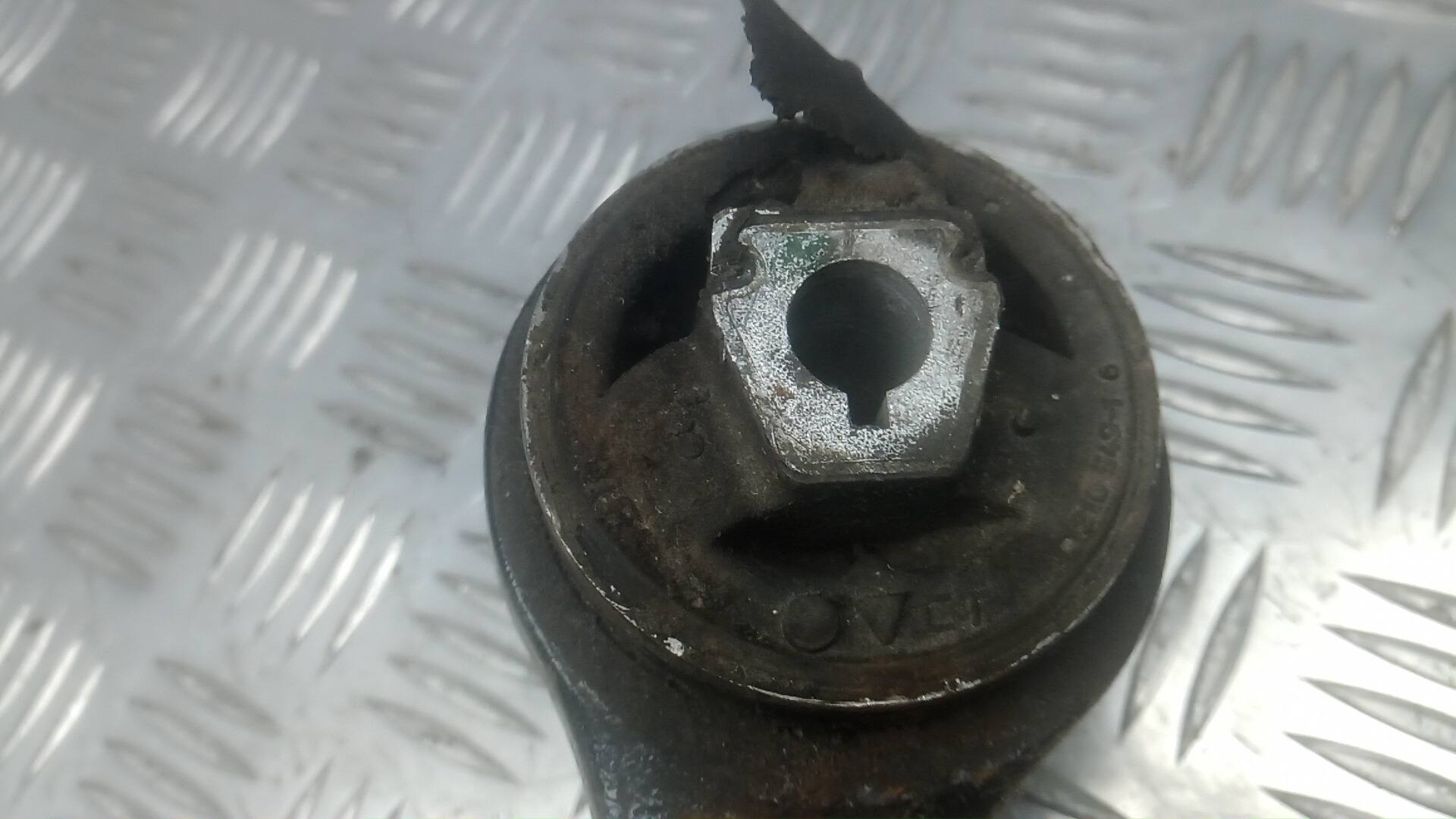 Рычаг передний нижний левый