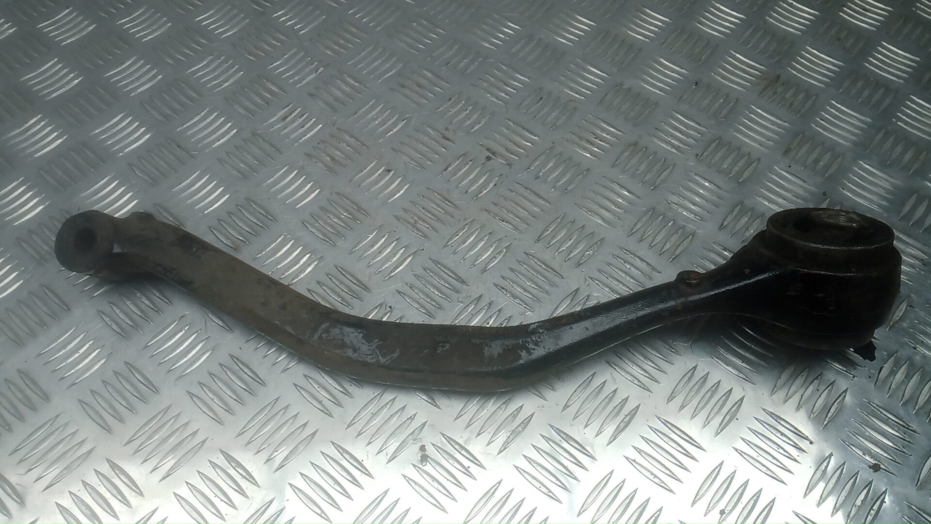 Рычаг передний нижний левый