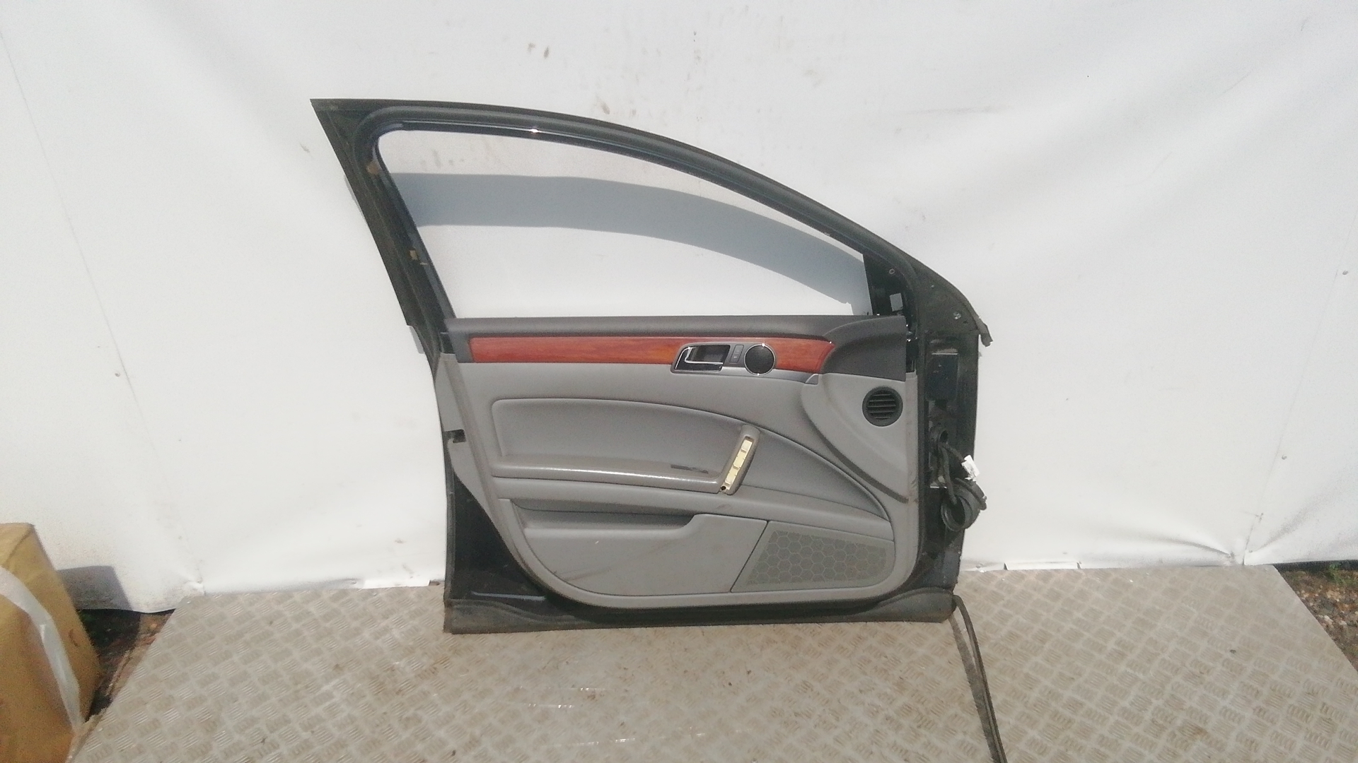 Дверь передняя левая