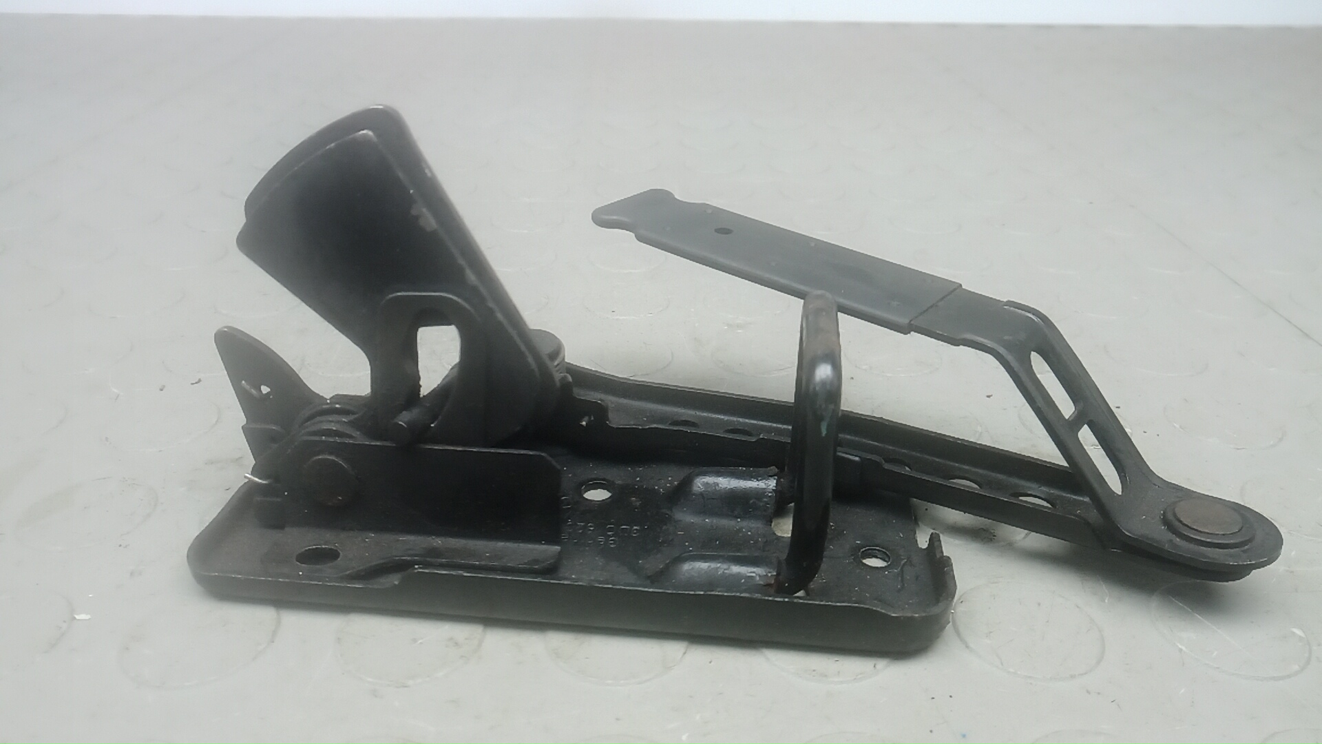 Замок капота