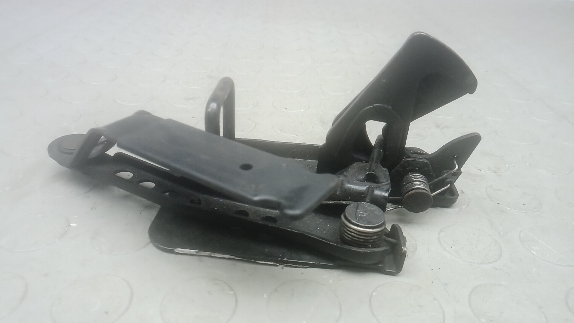 Замок капота