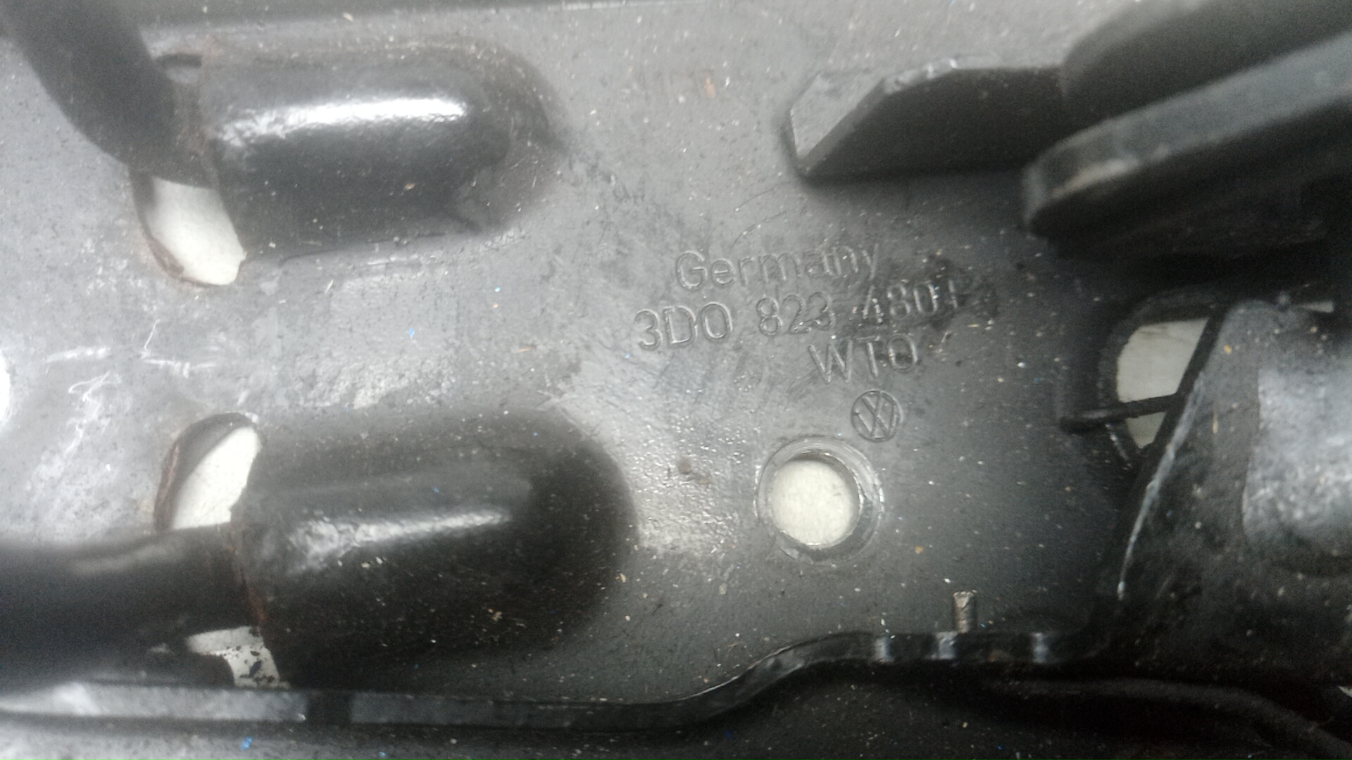 Замок капота