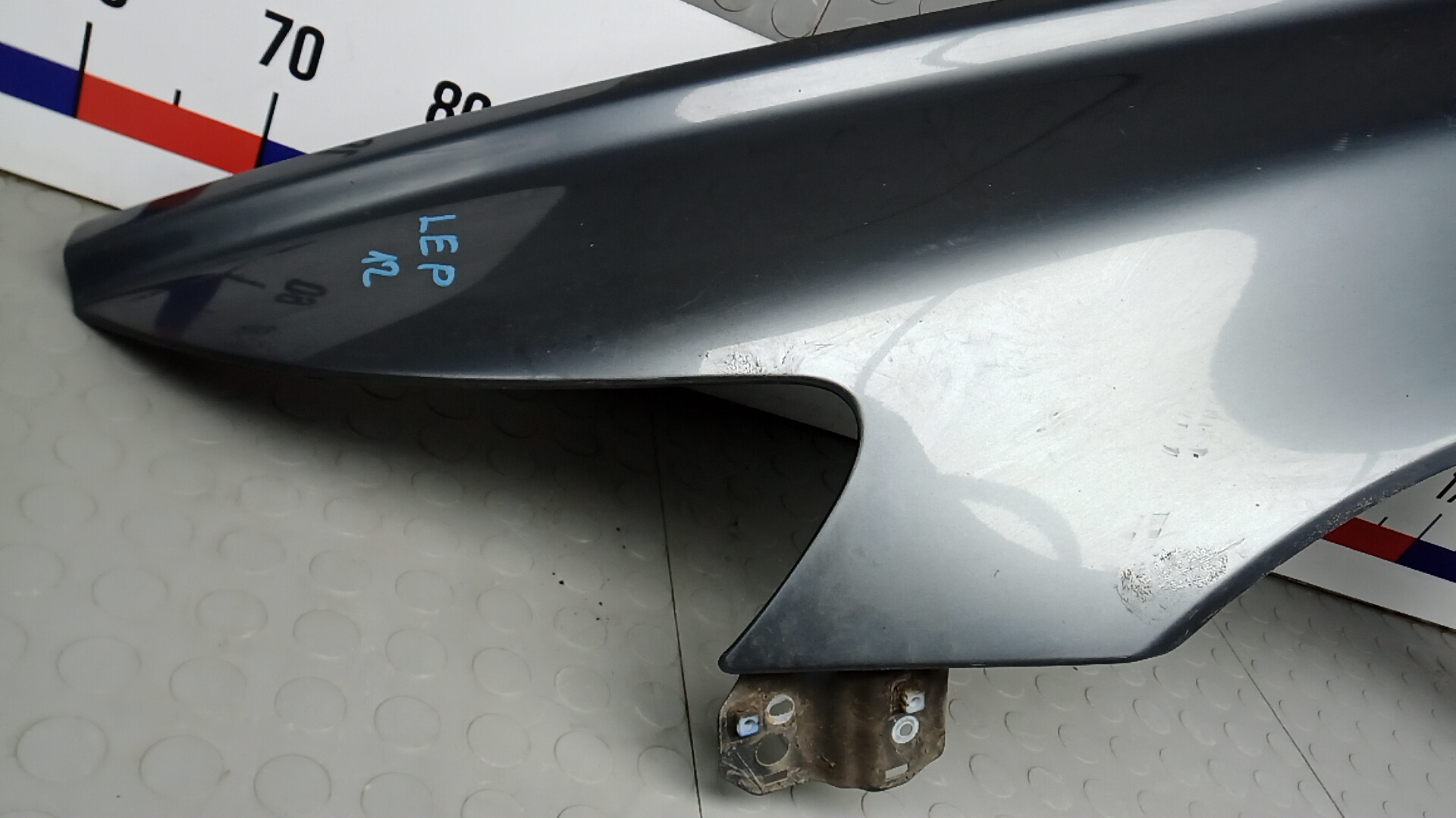 Крыло переднее левое