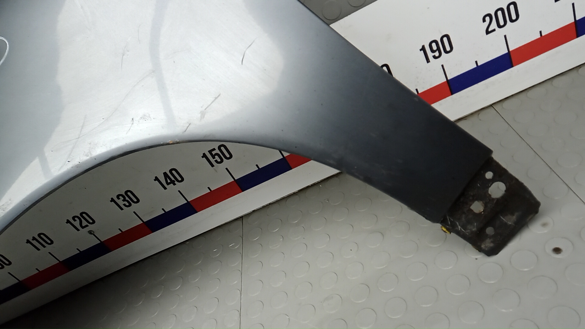 Крыло переднее левое