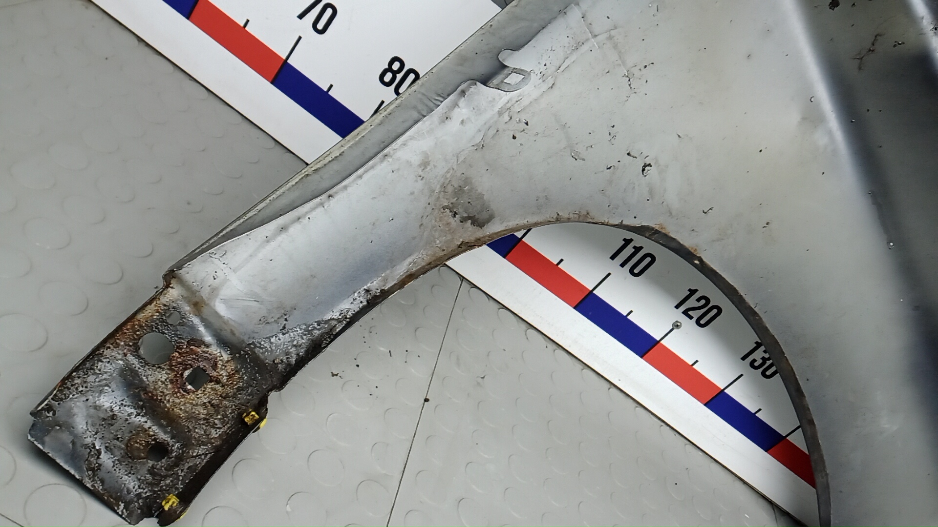 Крыло переднее левое