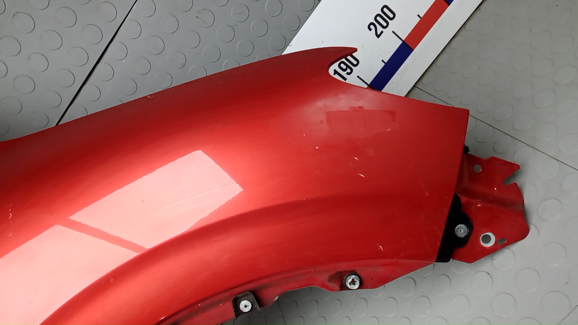 Крыло переднее правое