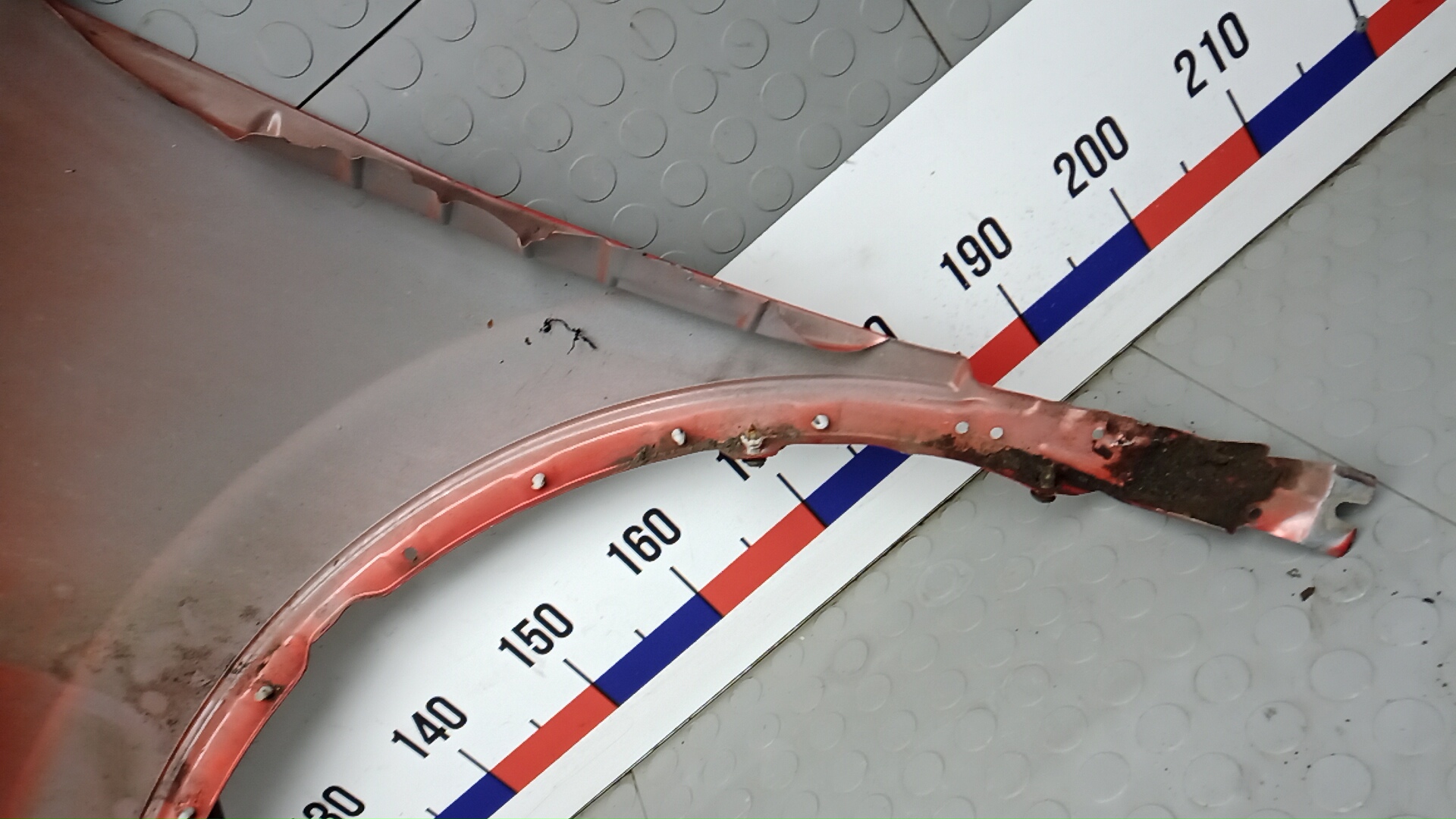 Крыло переднее правое