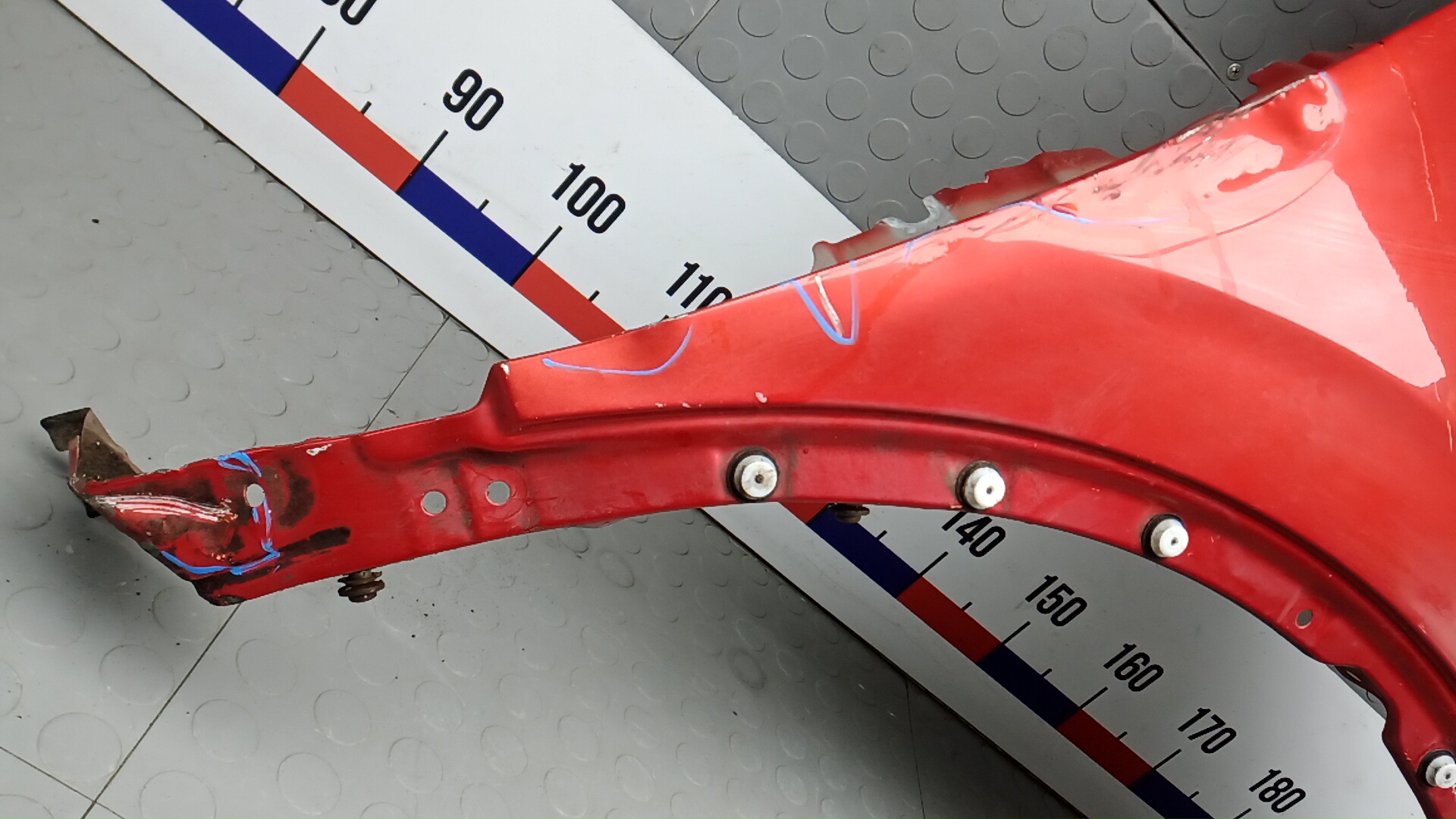 Крыло переднее правое