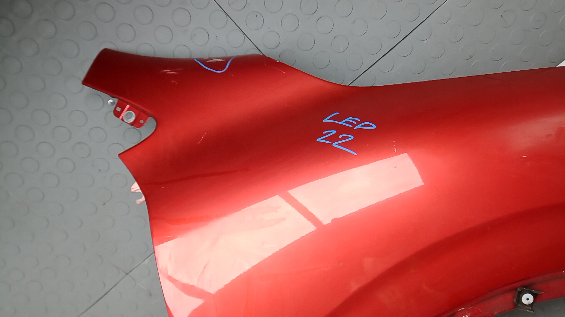 Крыло переднее правое