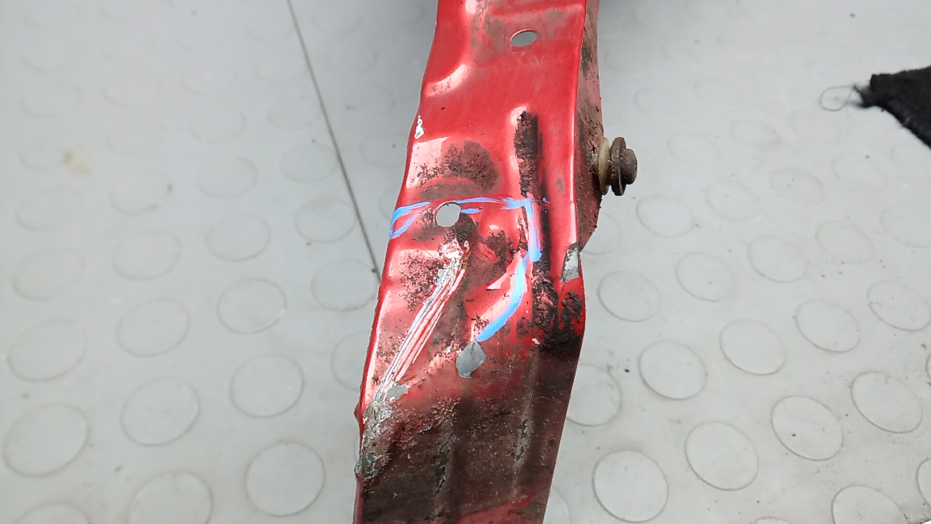 Крыло переднее правое