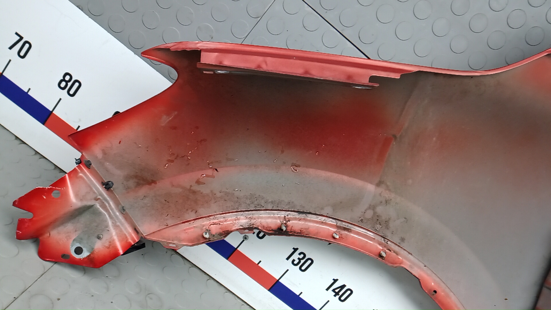 Крыло переднее правое