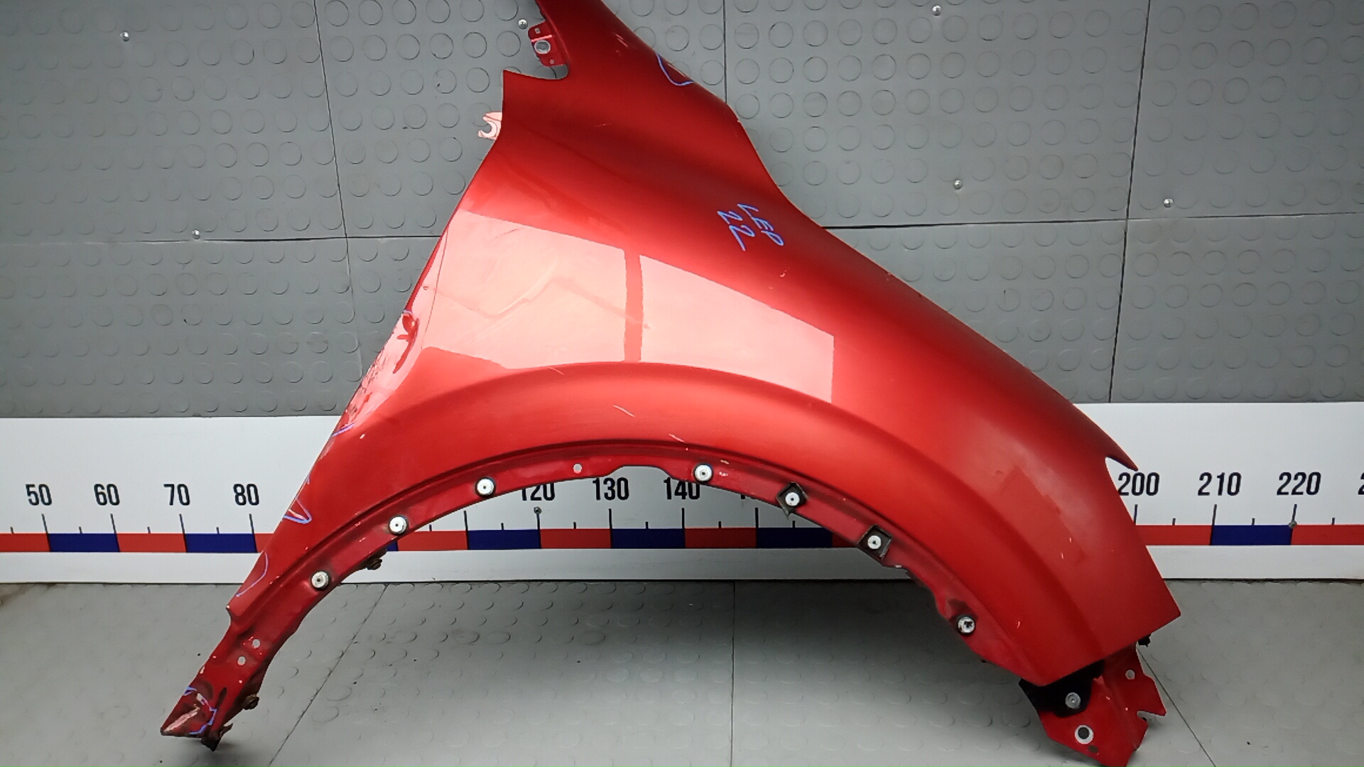 Крыло переднее правое