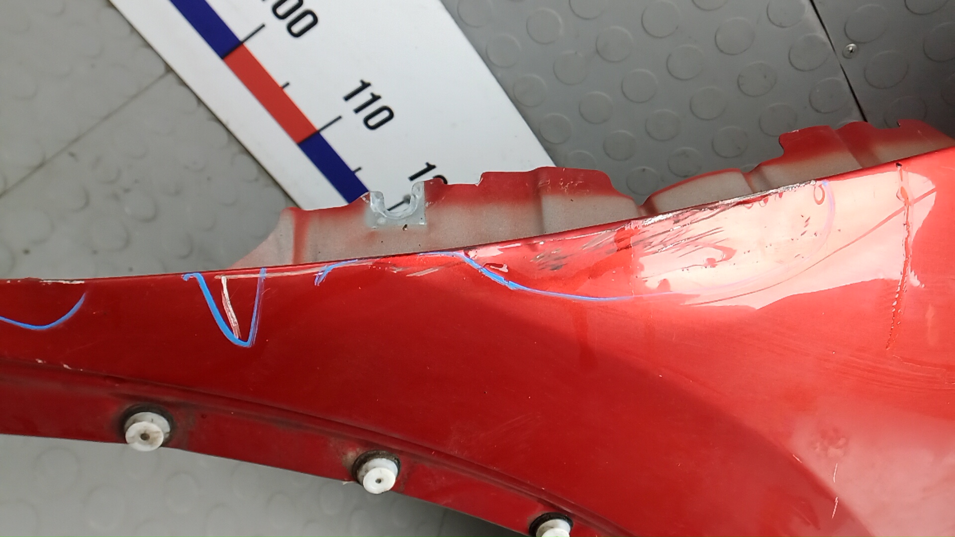 Крыло переднее правое