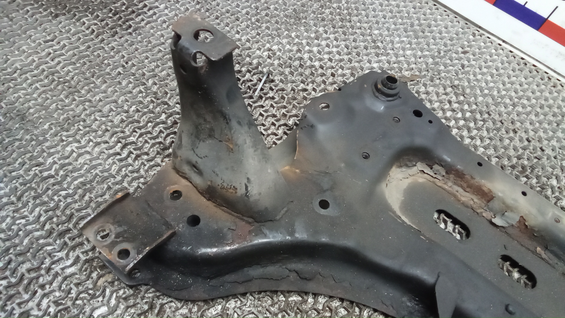 Балка передняя (крепление продольных тяг)