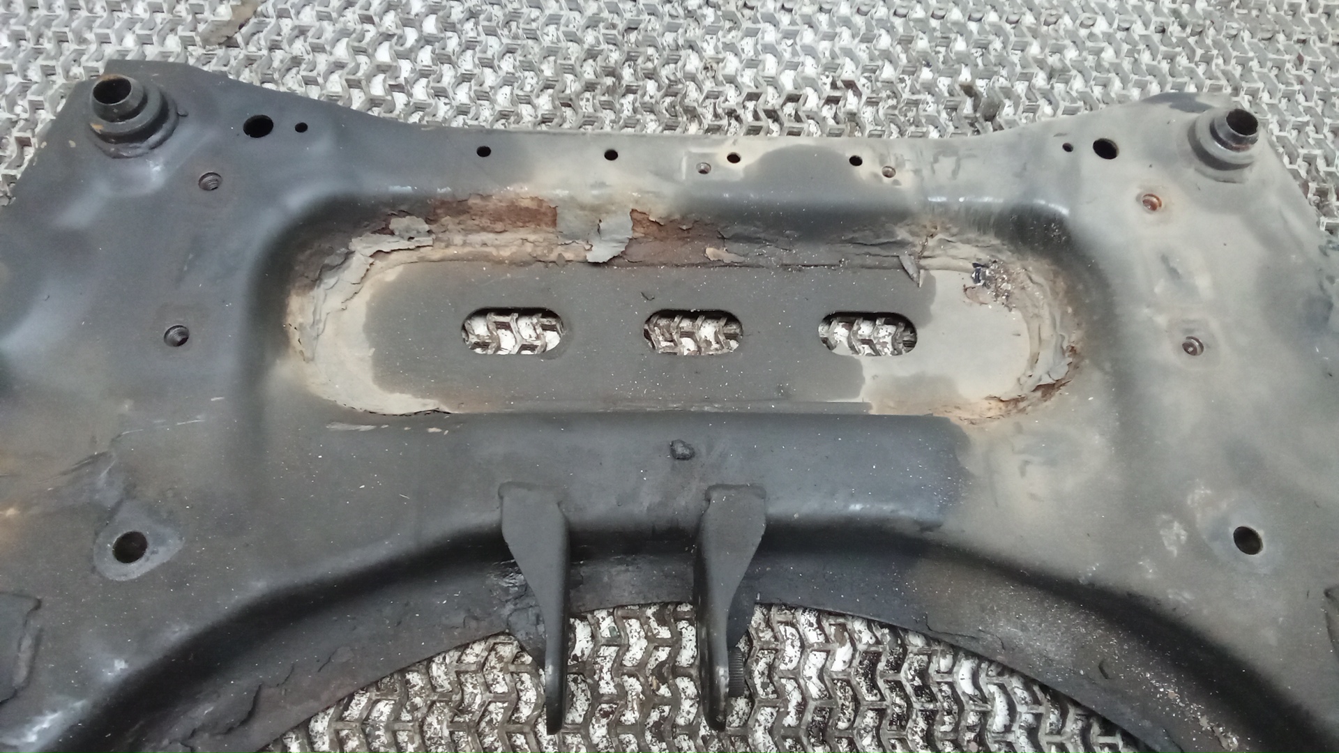 Балка передняя (крепление продольных тяг)