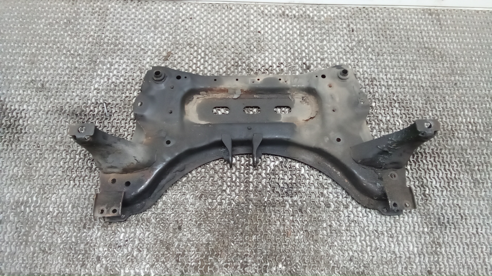 Балка передняя (крепление продольных тяг)