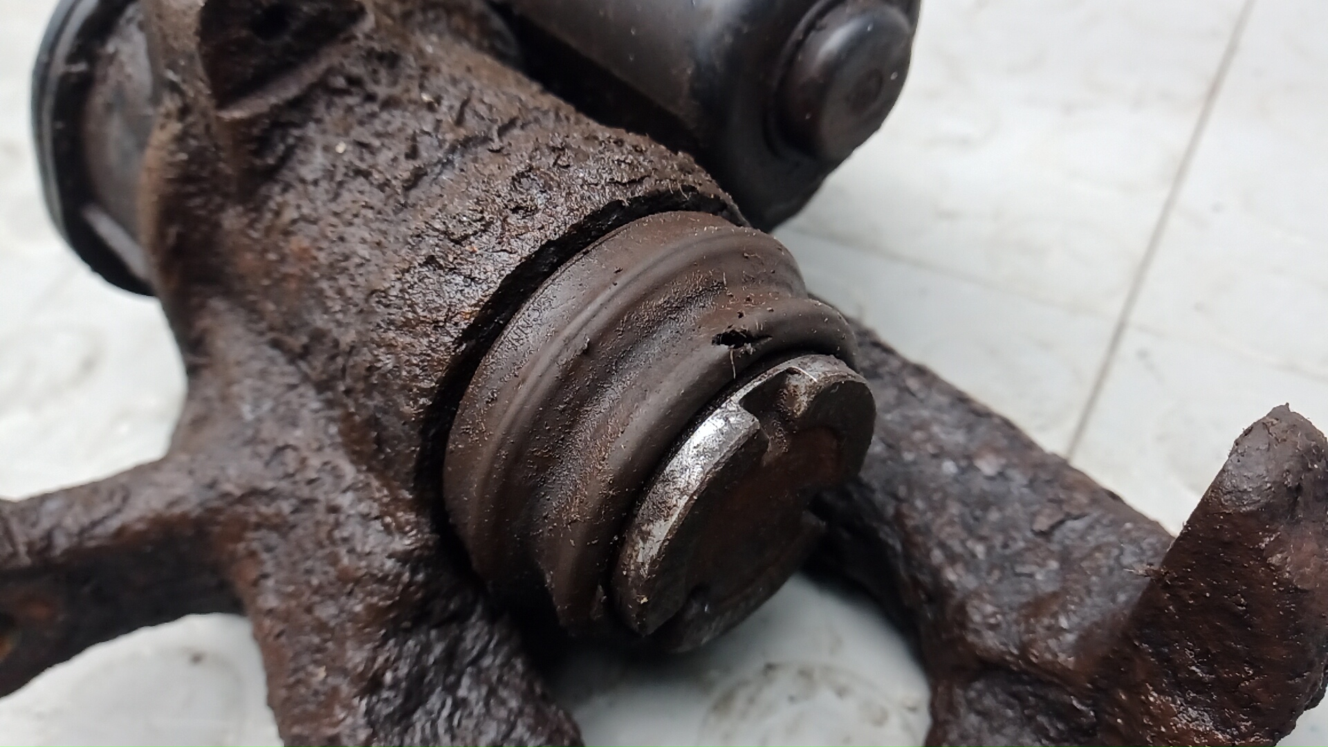 Суппорт задний левый