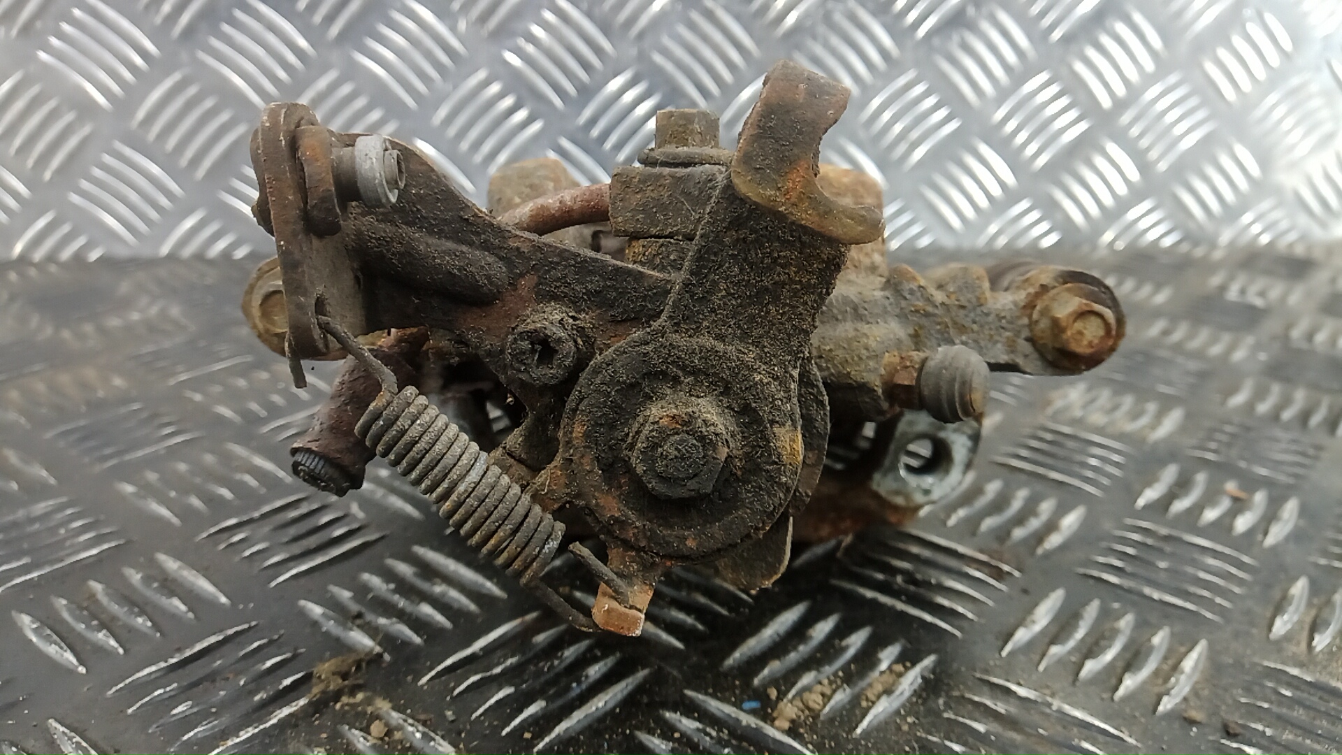 Суппорт задний левый