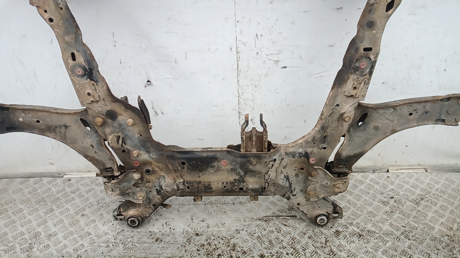 Балка передняя (крепление продольных тяг)