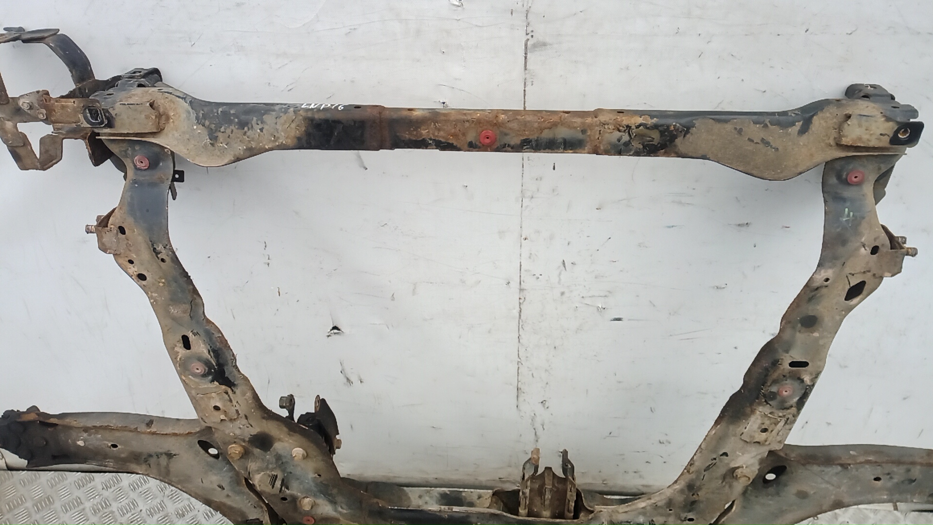 Балка передняя (крепление продольных тяг)