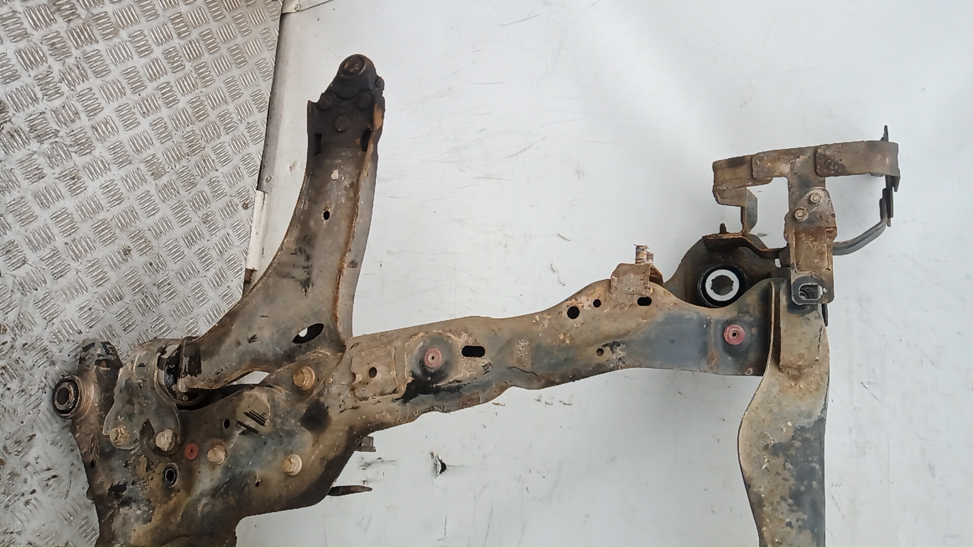 Балка передняя (крепление продольных тяг)