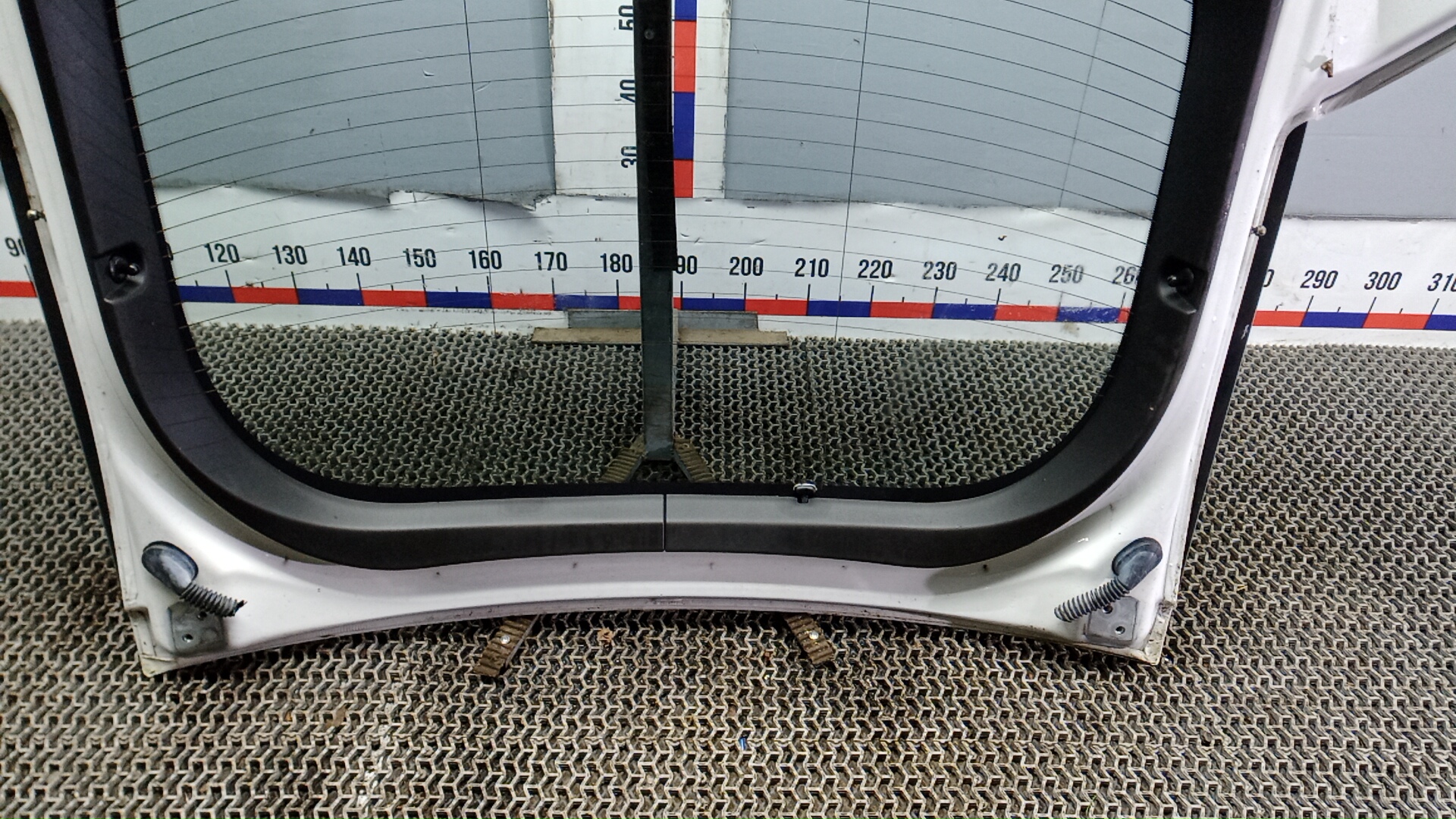 Дверь багажника