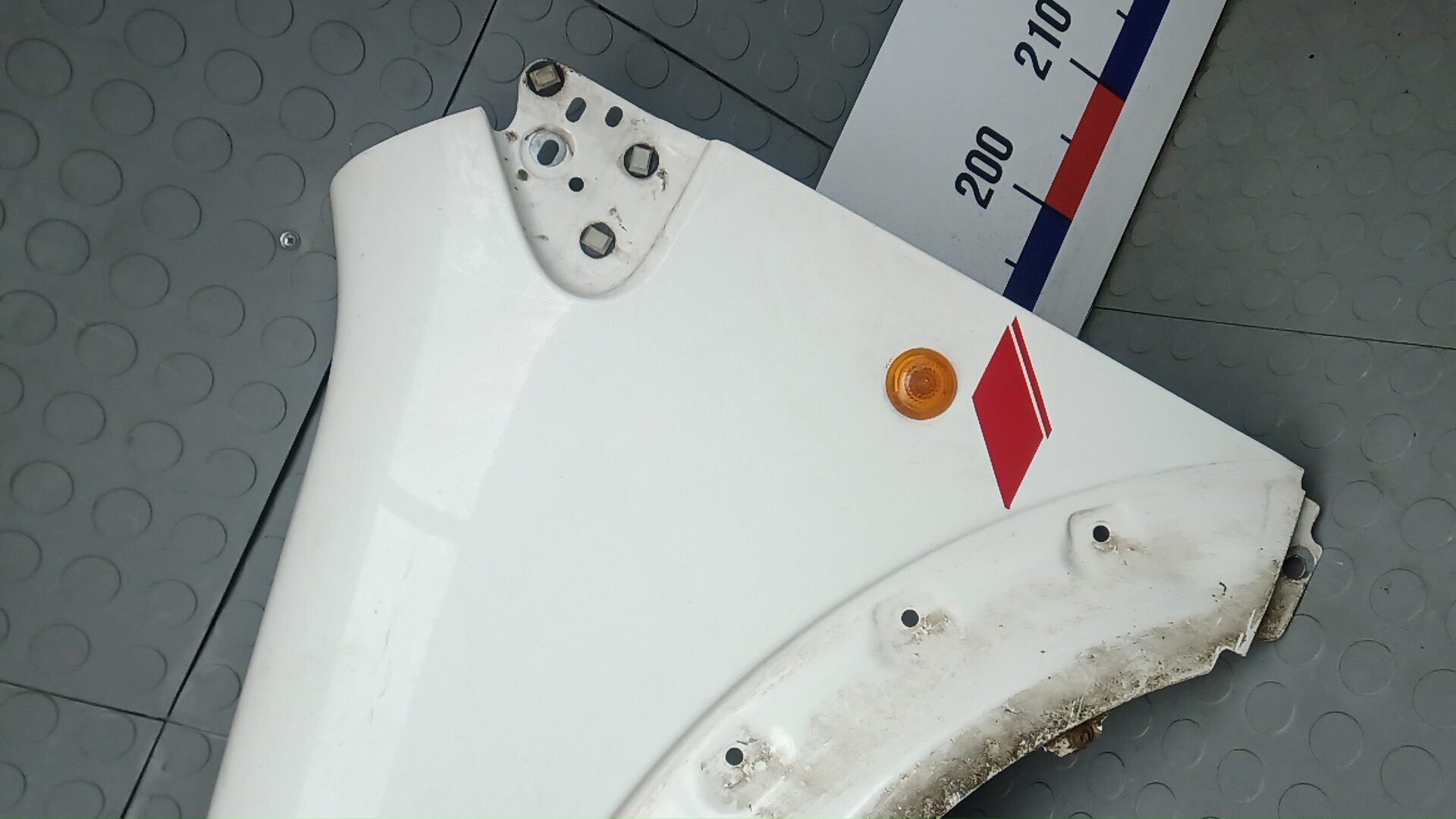 Крыло переднее левое