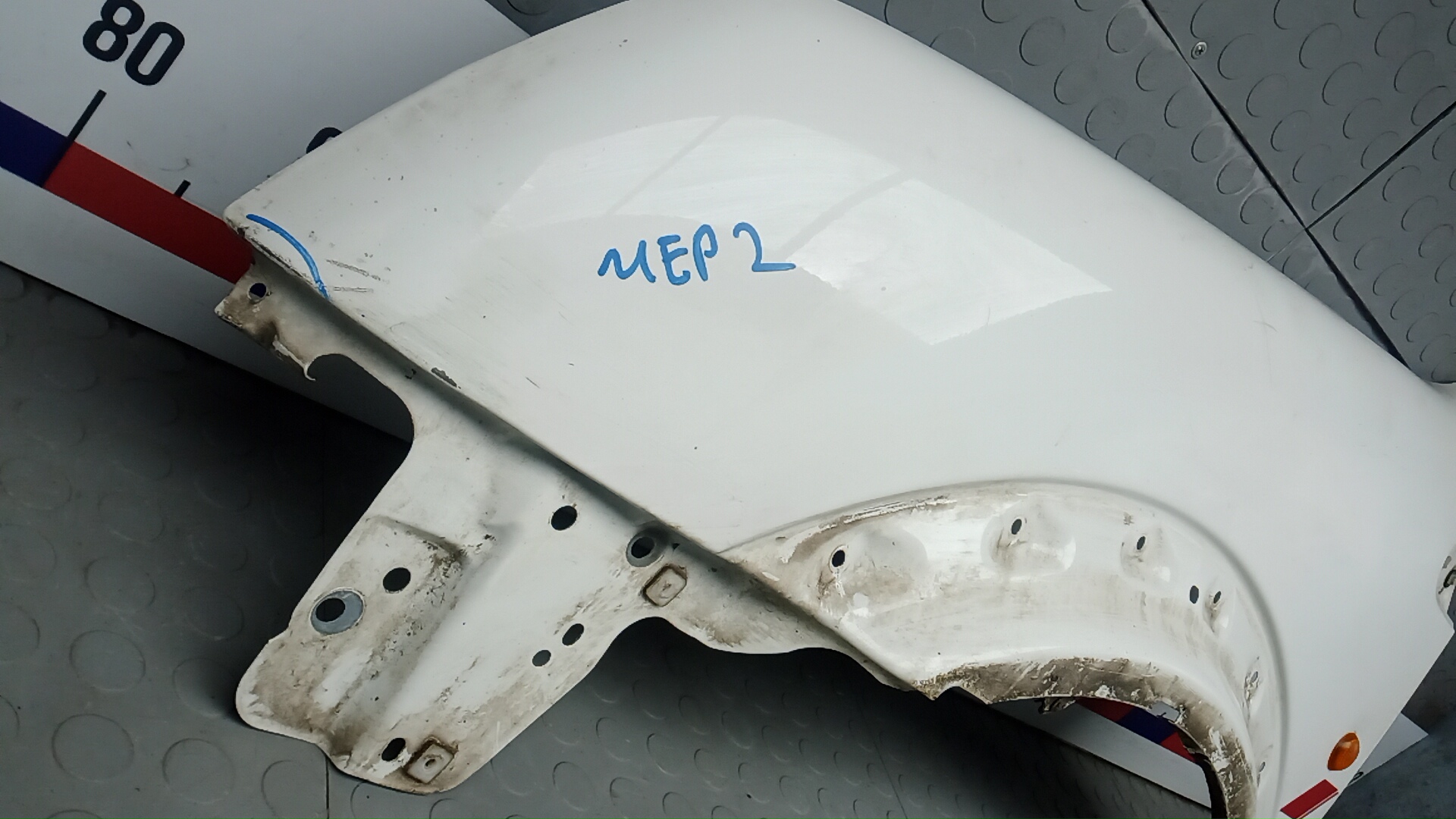 Крыло переднее левое