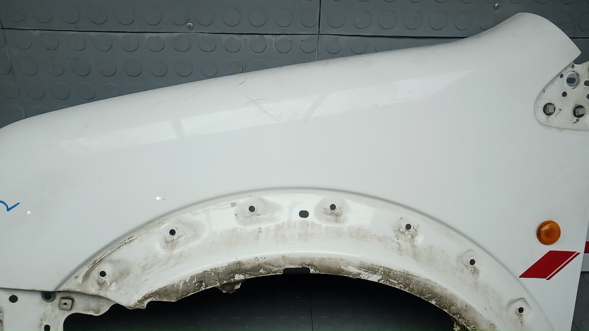 Крыло переднее левое