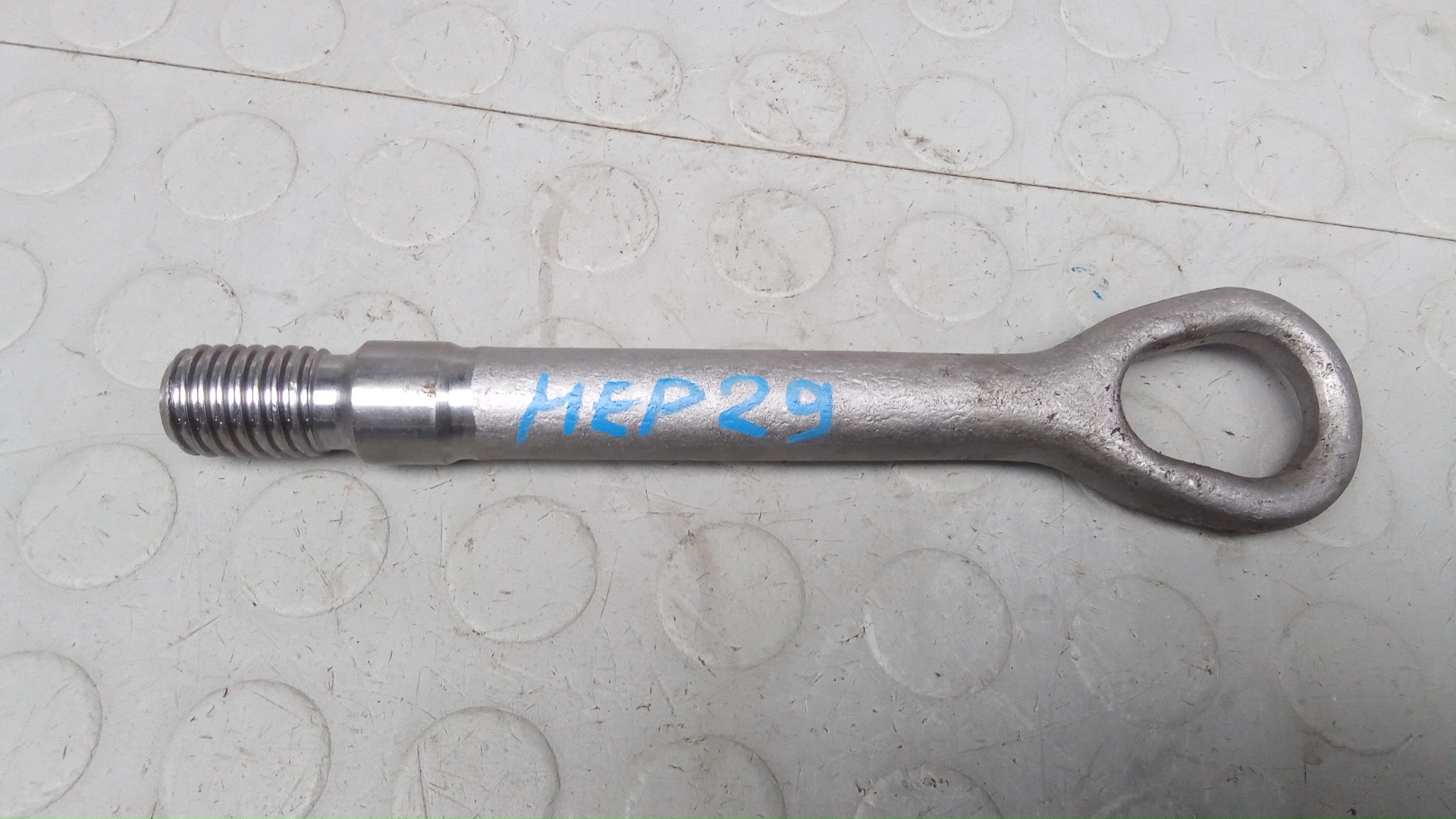 Крюк буксировочный