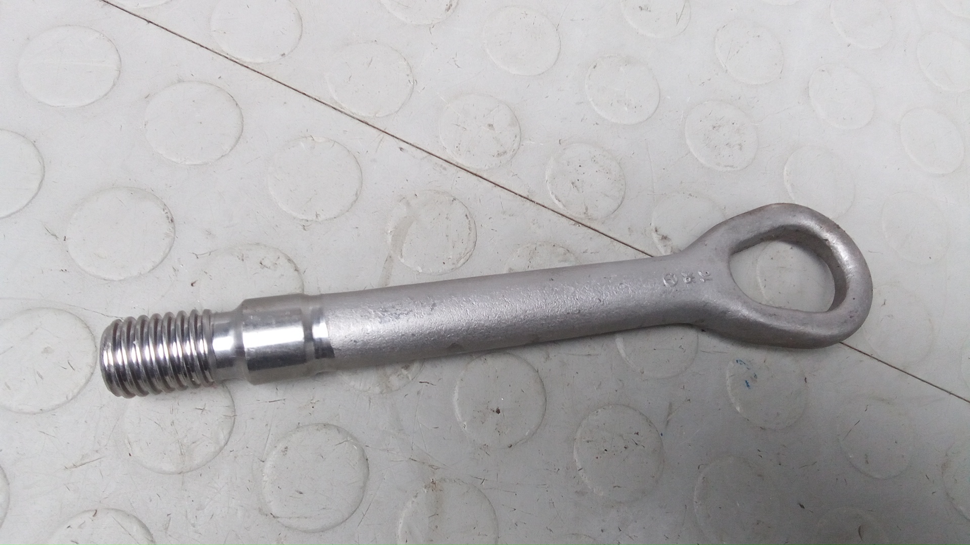 Крюк буксировочный