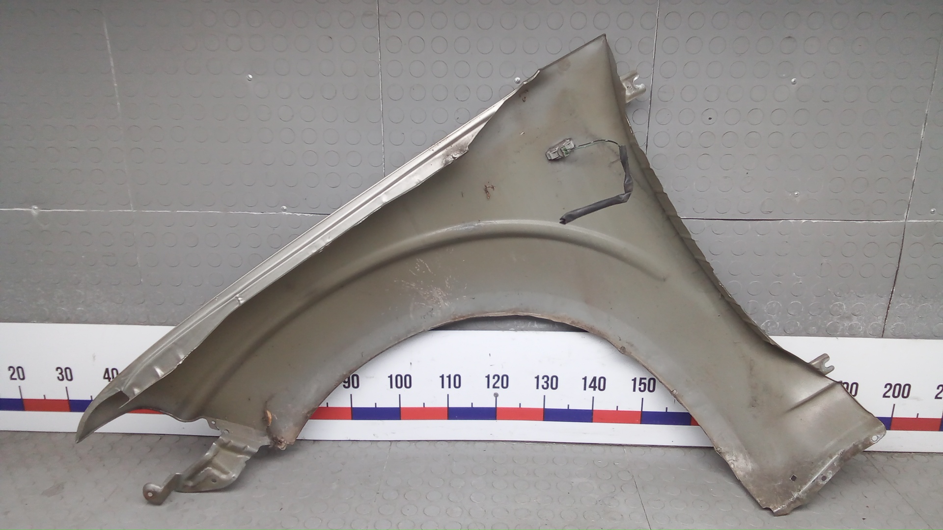 Крыло переднее правое