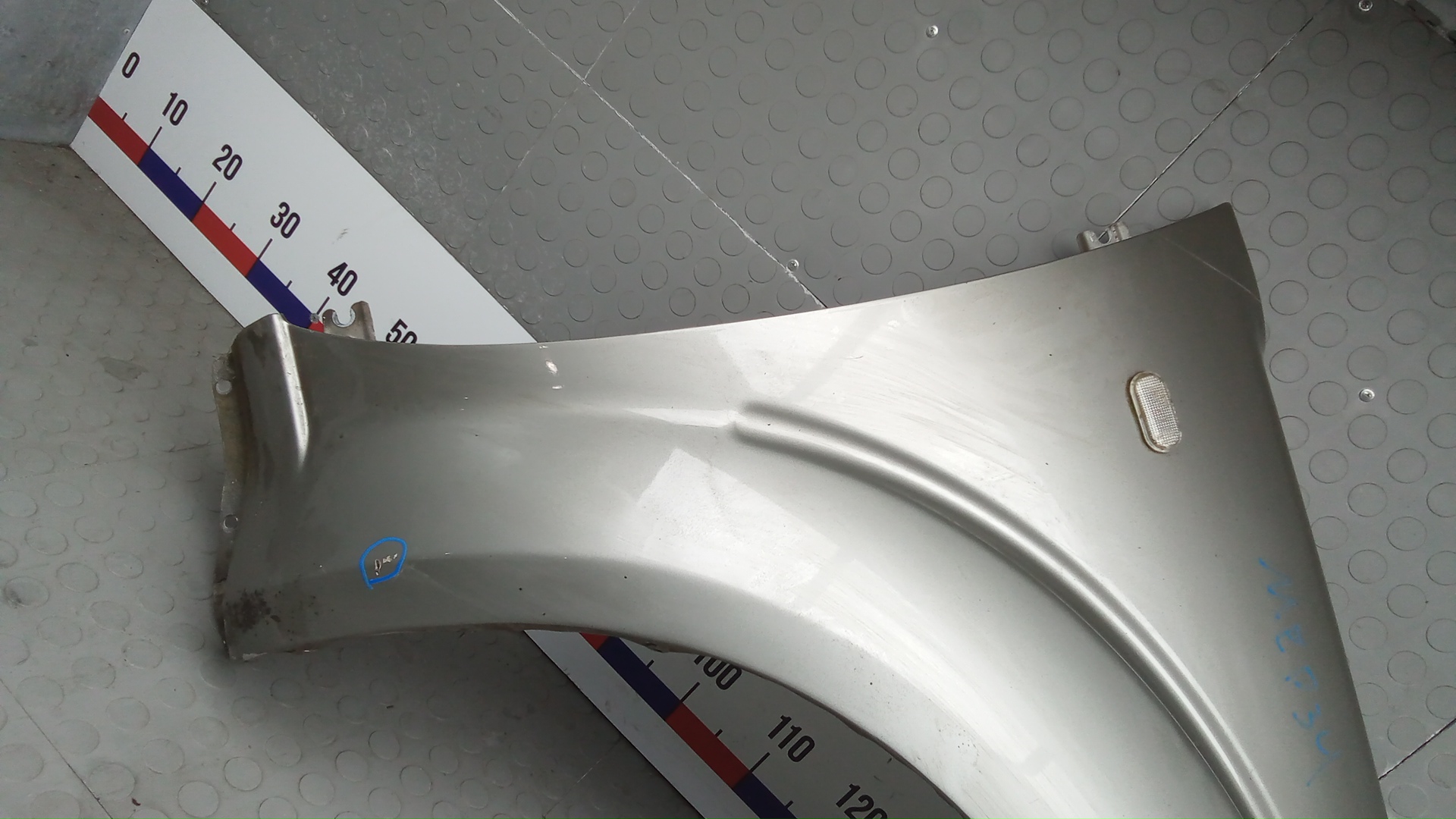 Крыло переднее правое