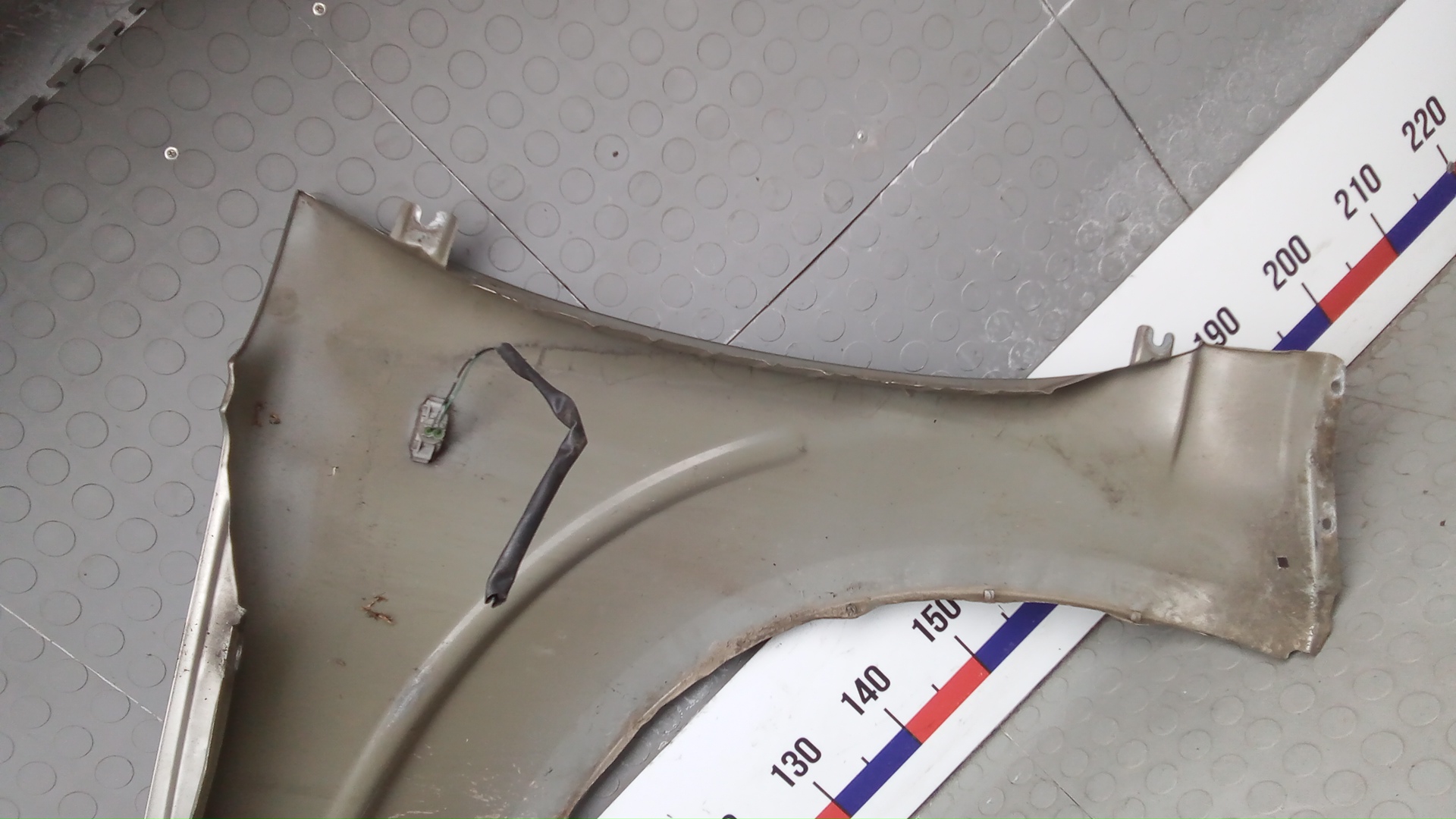 Крыло переднее правое