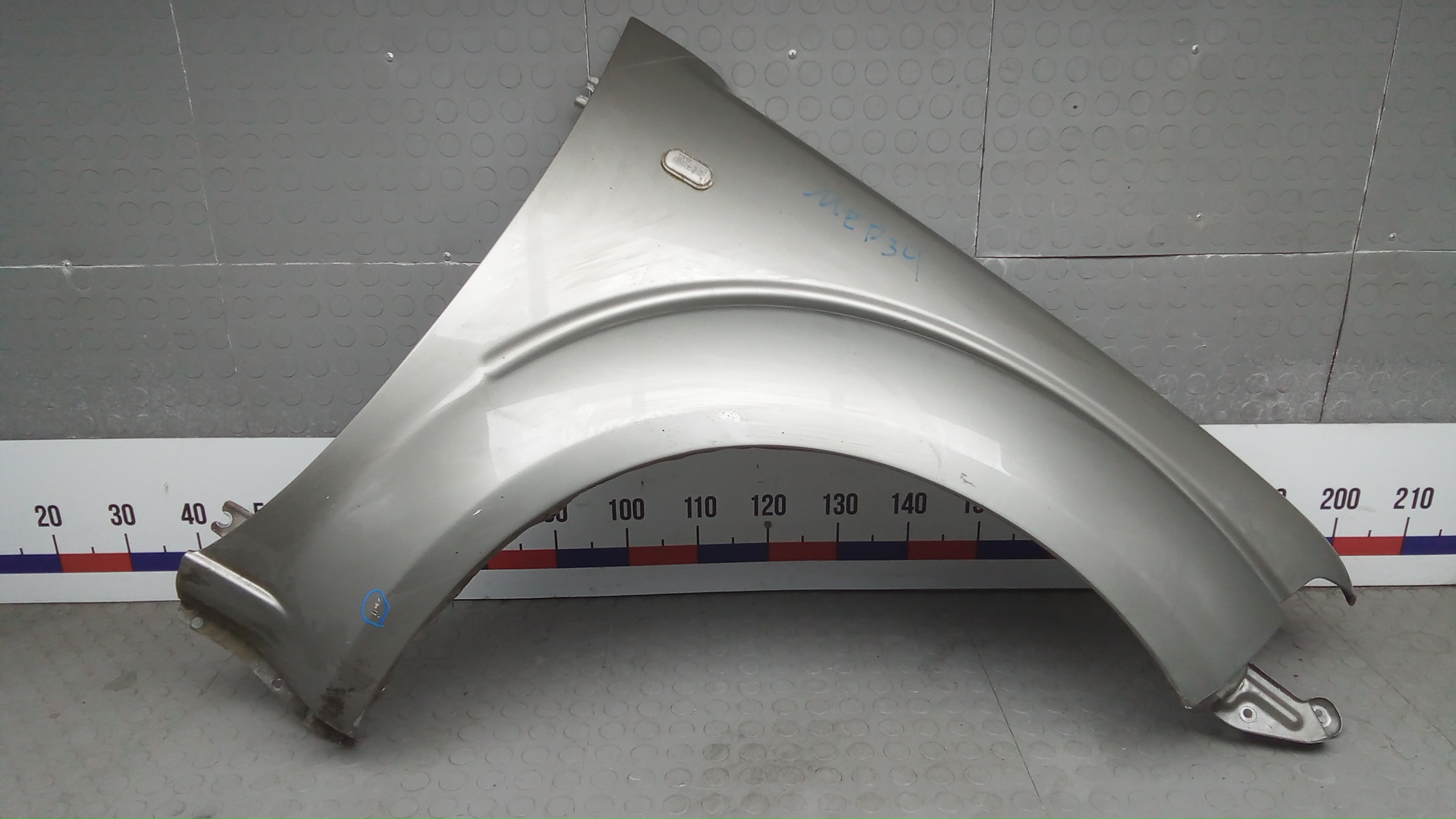 Крыло переднее правое