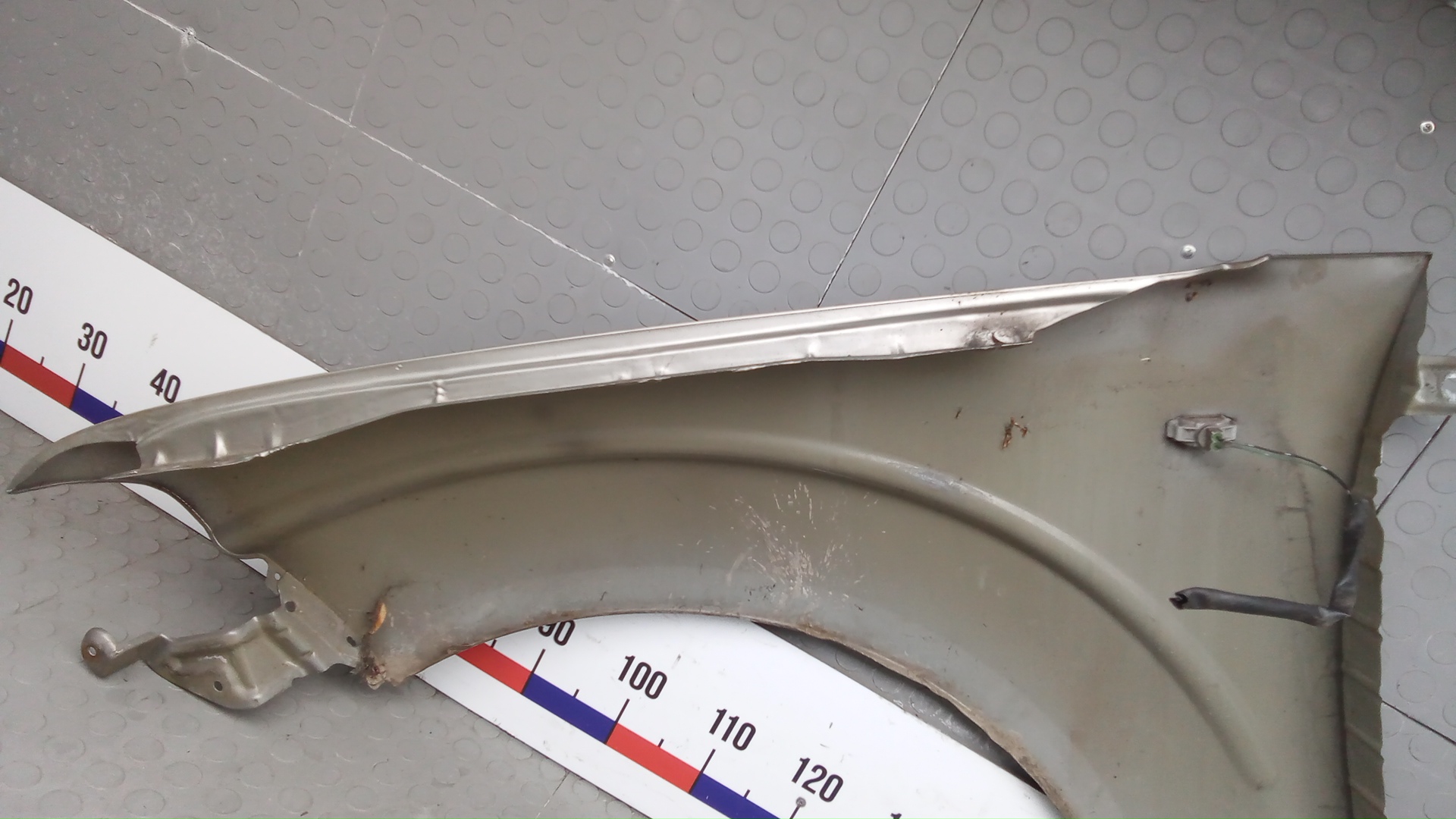 Крыло переднее правое