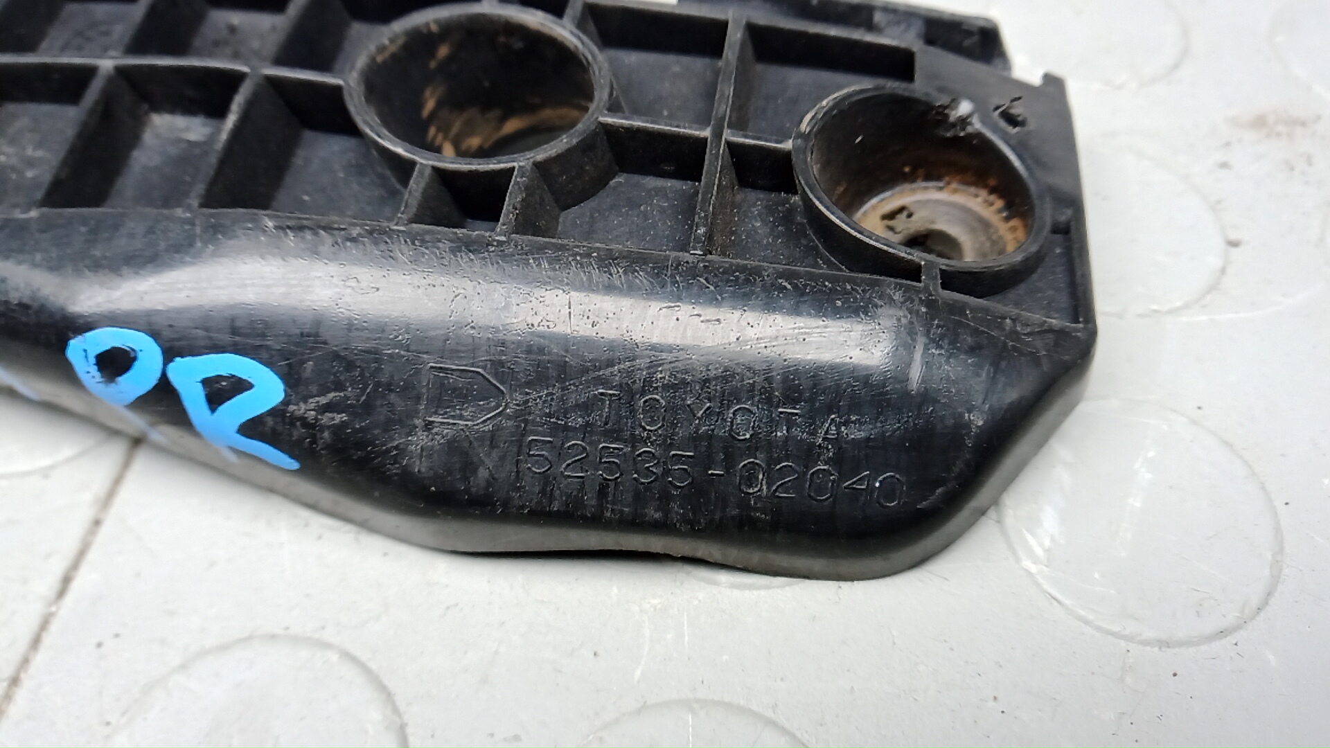 Кронштейн переднего бампера