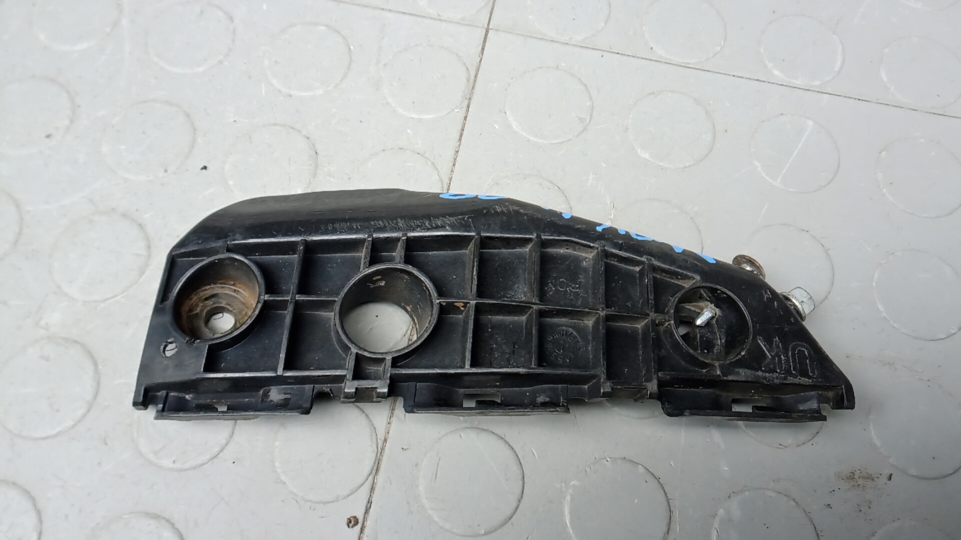 Кронштейн переднего бампера