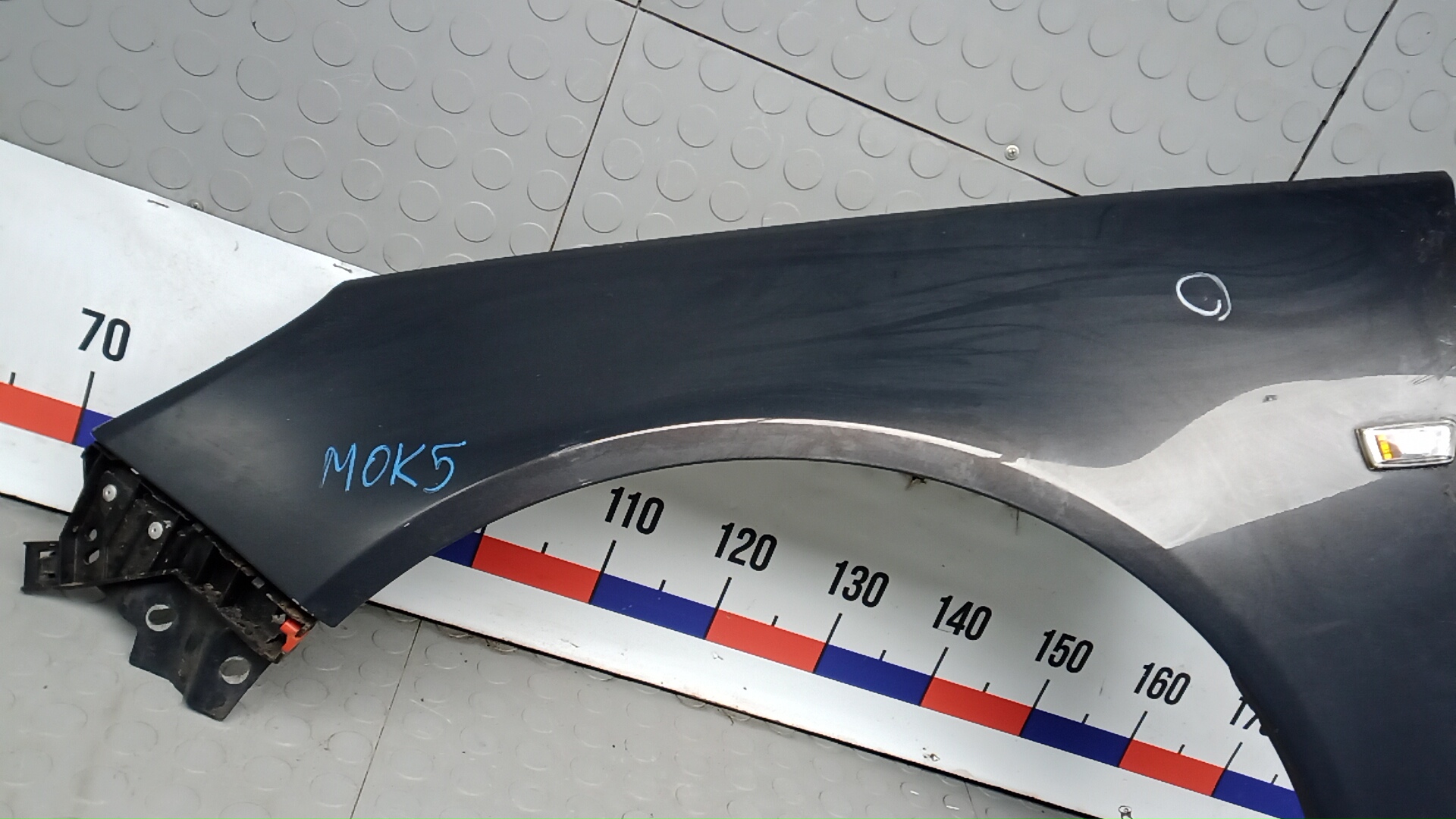 Крыло переднее левое