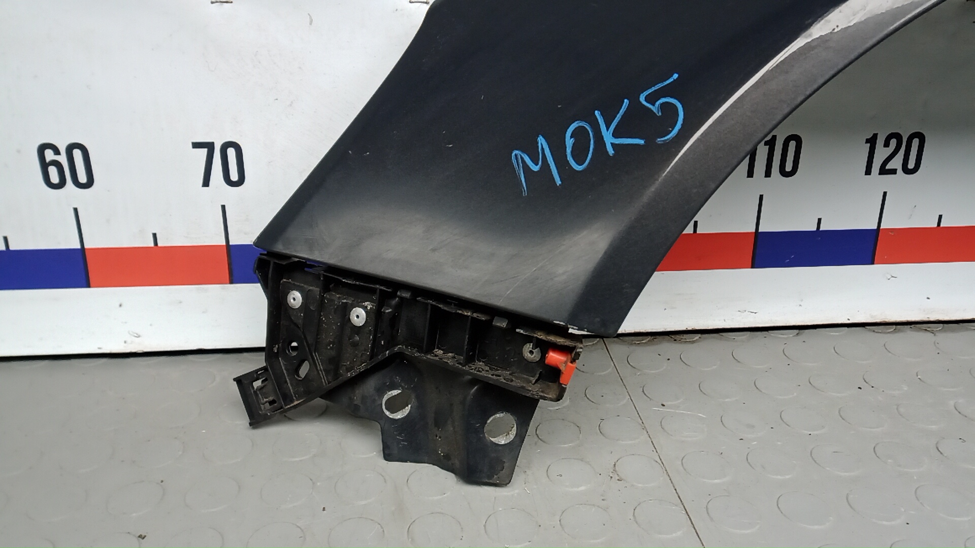 Крыло переднее левое