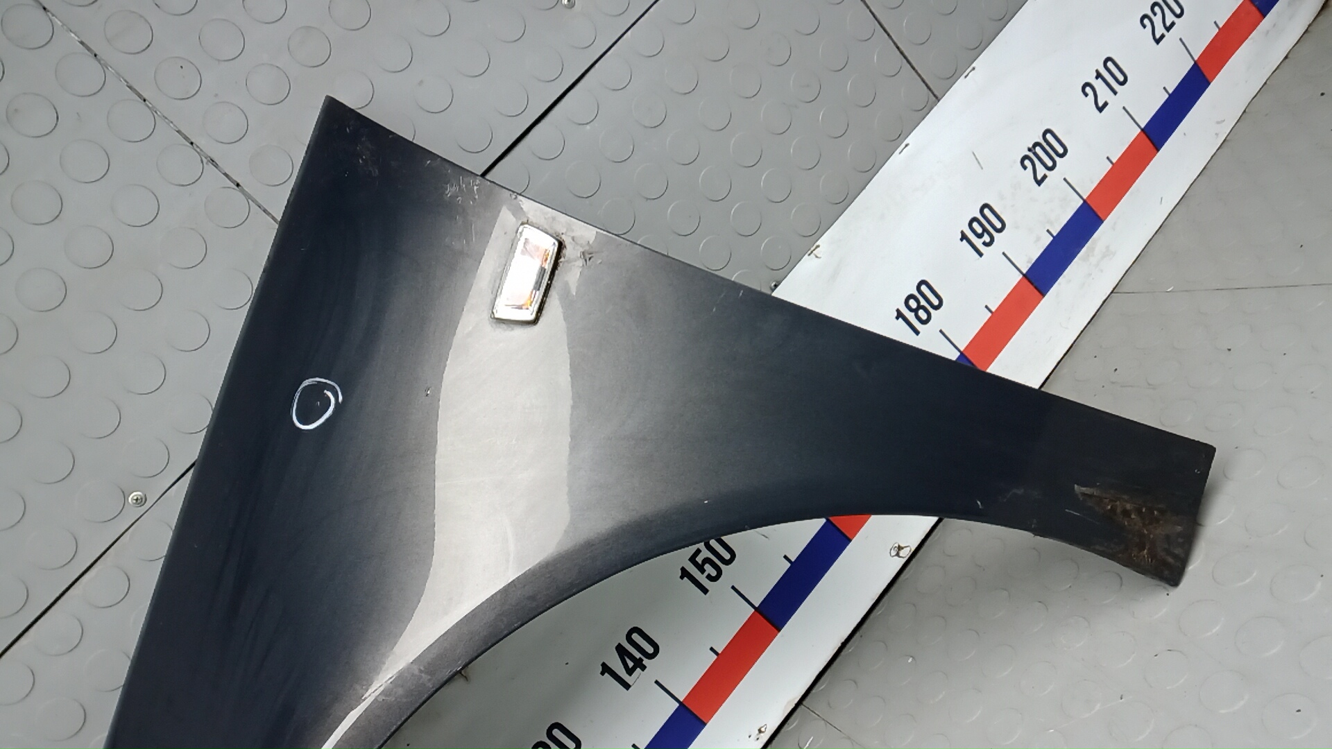 Крыло переднее левое