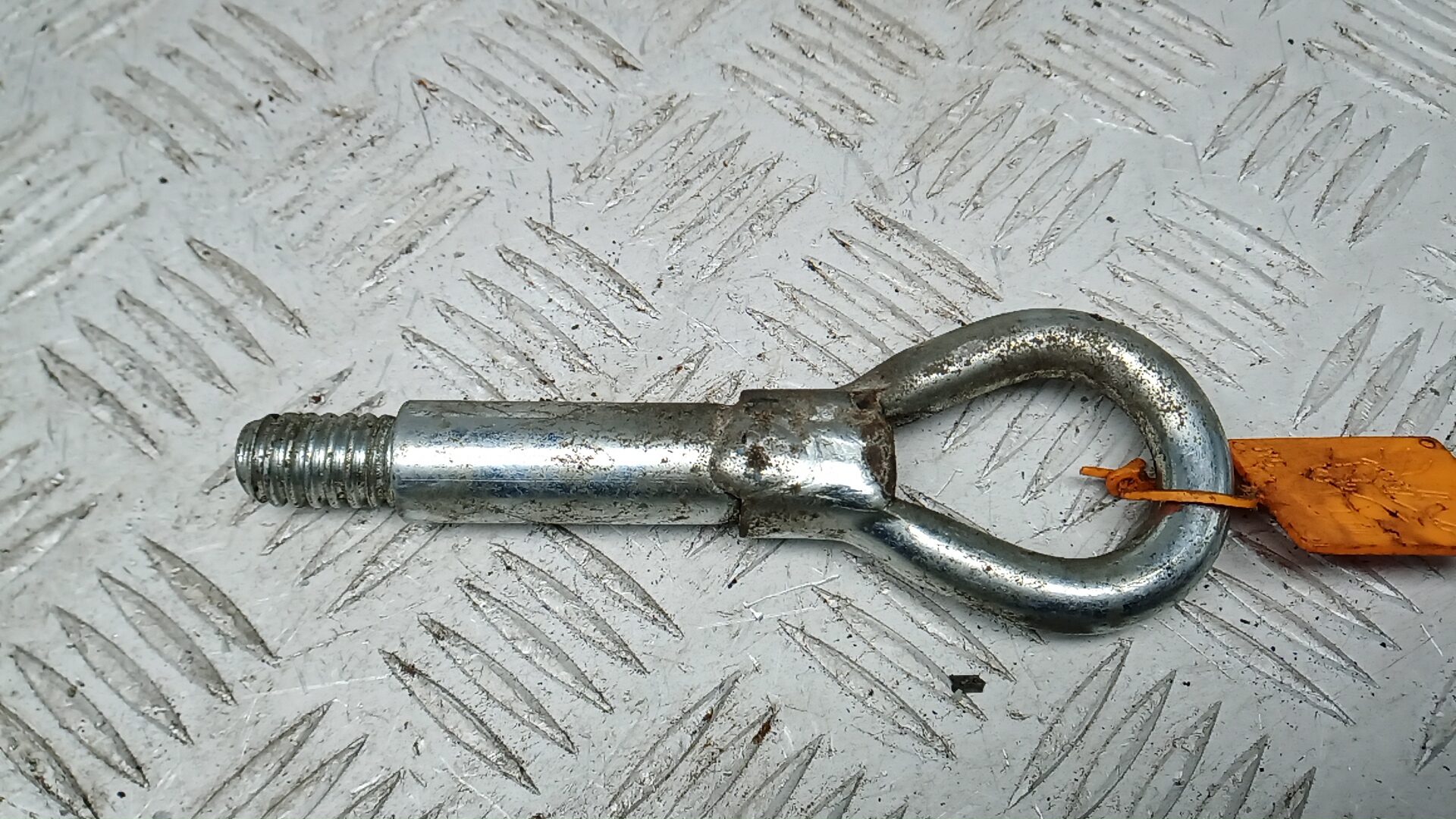 Крюк буксировочный